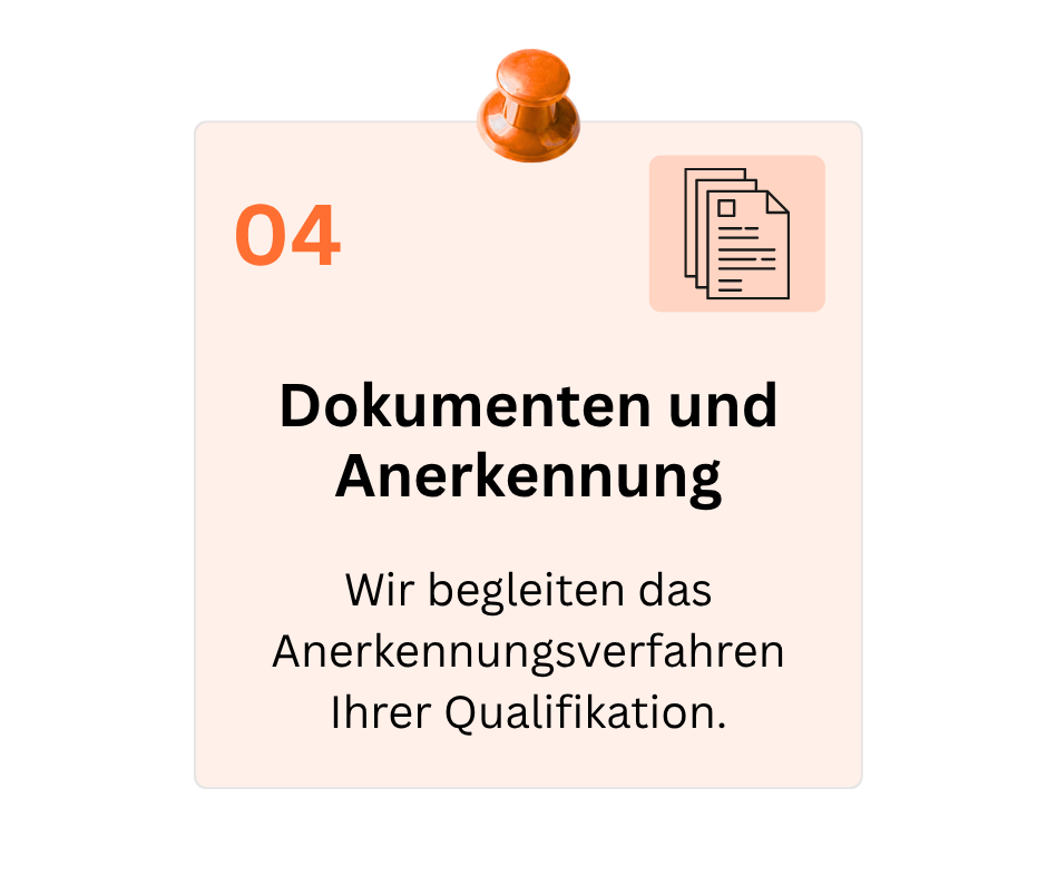 Oranger Hintergrund mit schwarzen Text, Heftklammer an der Oberseite, Dokument-Icon oben rechts, Text: "Dokumenten und Anerkennung - Wir begleiten das Anerkennungsverfahren Ihrer Qualifikation."