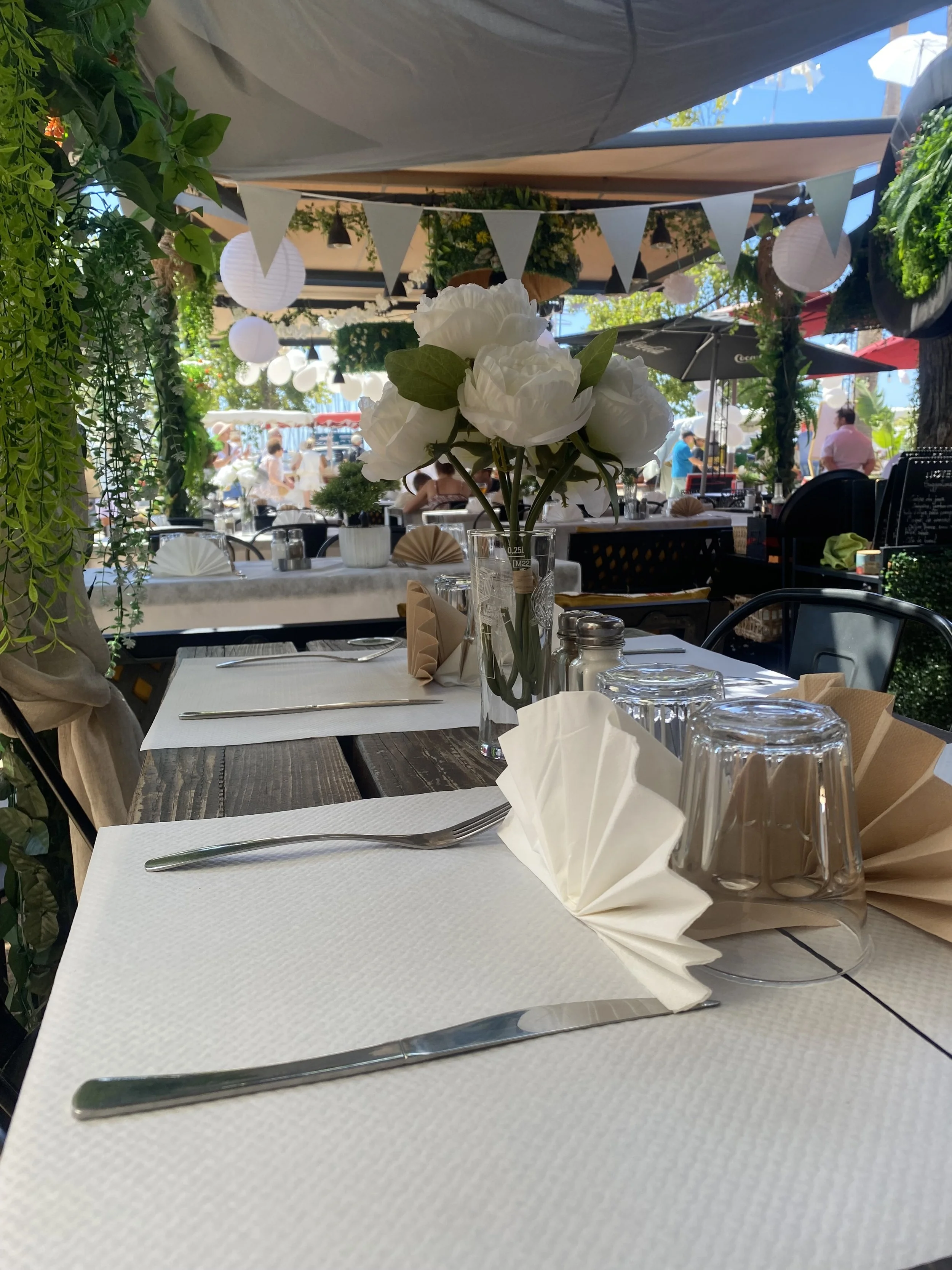 restaurant-saladbar-bandol-terrasse.jpeg