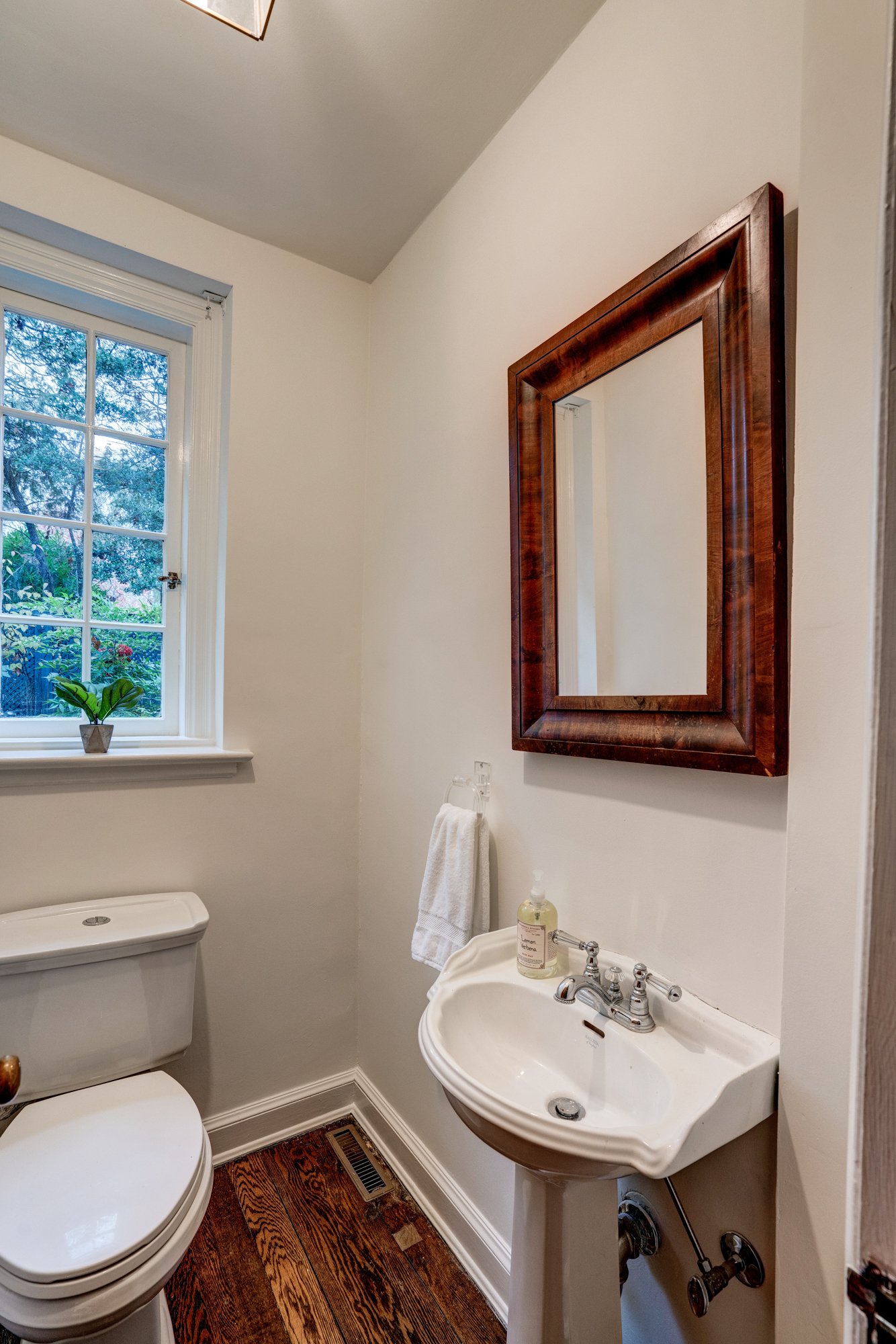 2919 43rd St NW-32.jpg