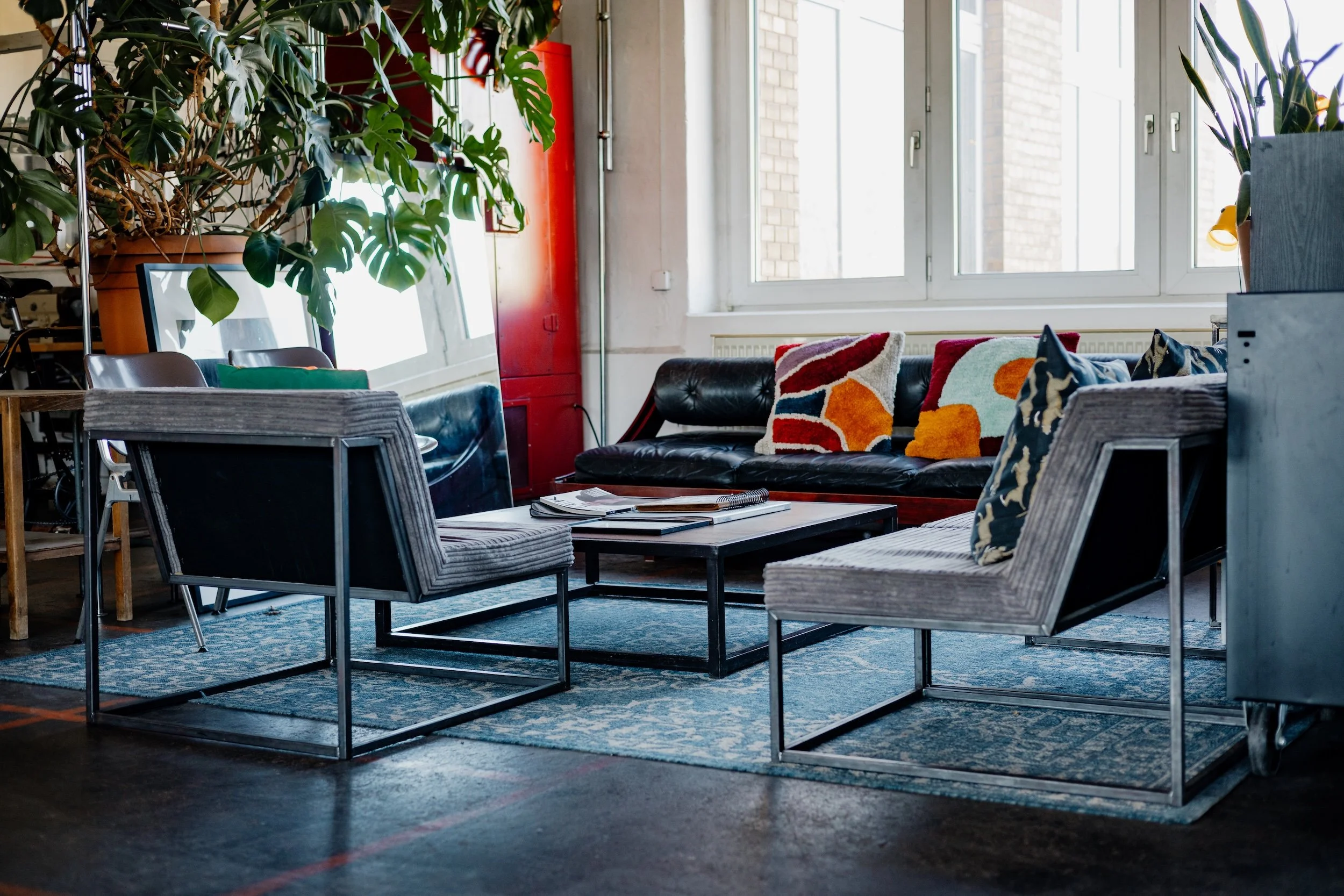 Designer-Sofa mit Sesseln im Eingangsbereich (ca. 200 × 200 cm). Zweites Setting, gleiche Location.