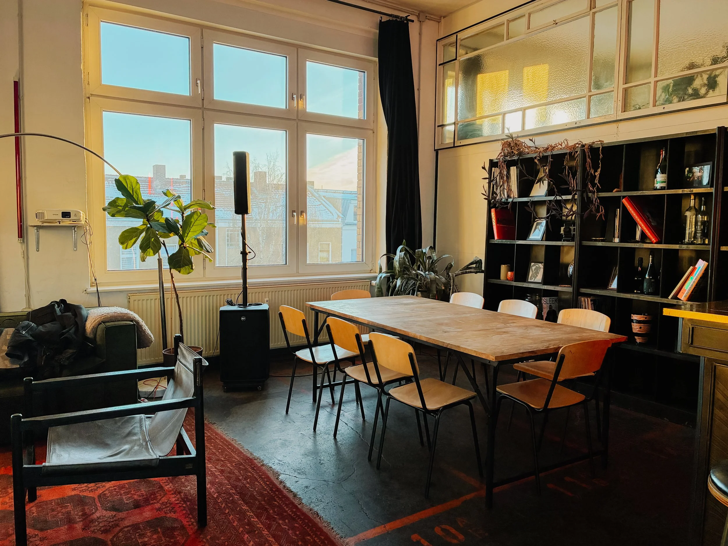 Flexible Tischinseln bilden Platz für Break-outs und interaktive Sessions. Weitere Rückzugsorte bilden Bar und Sofa-Lounges.