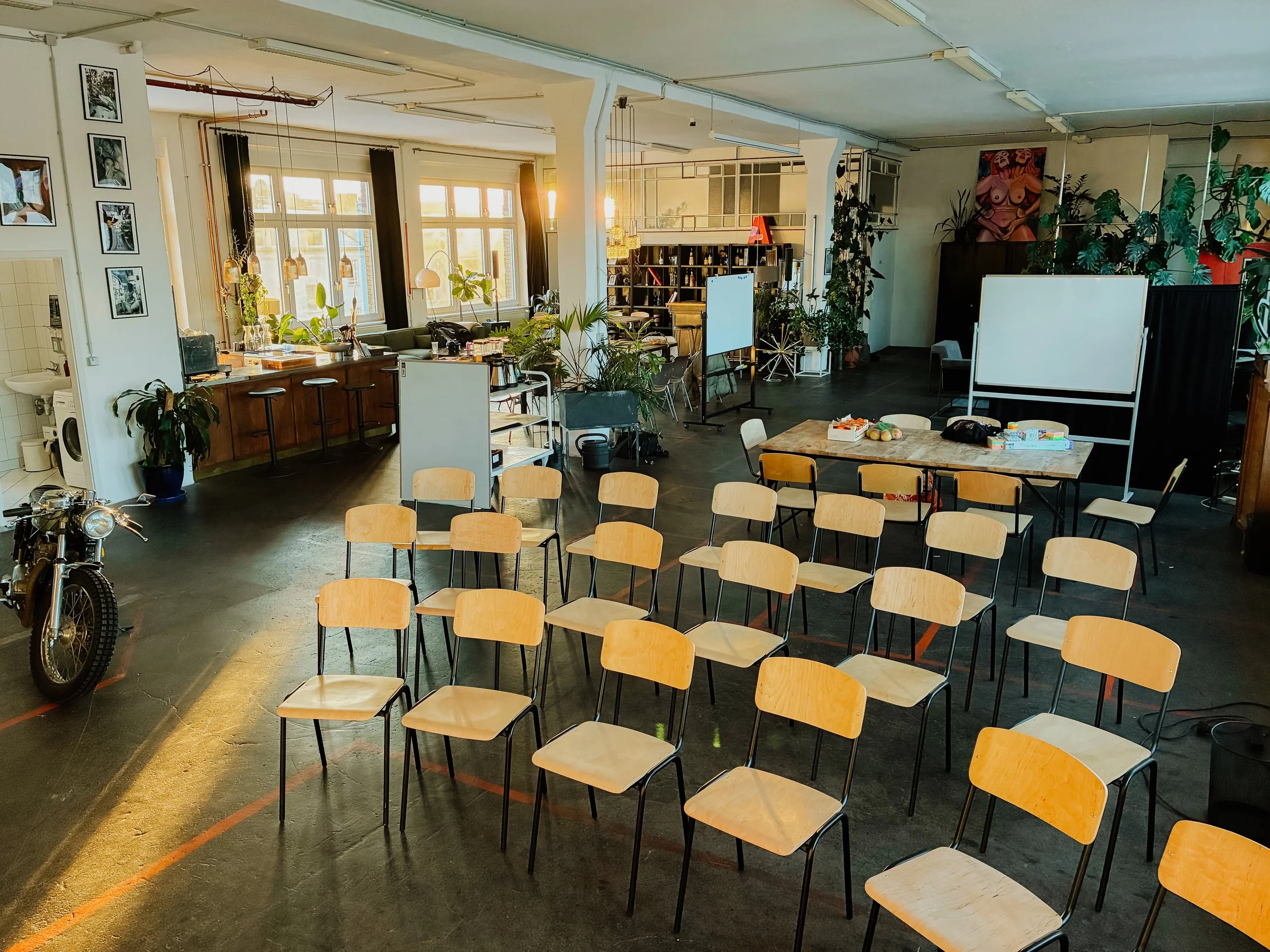 Der Open Space lässt sich frei konfigurieren. Kino-Style für Präsentationen vor bis zu 80 Personen oder klassisches U-Setup für Diskussionen.