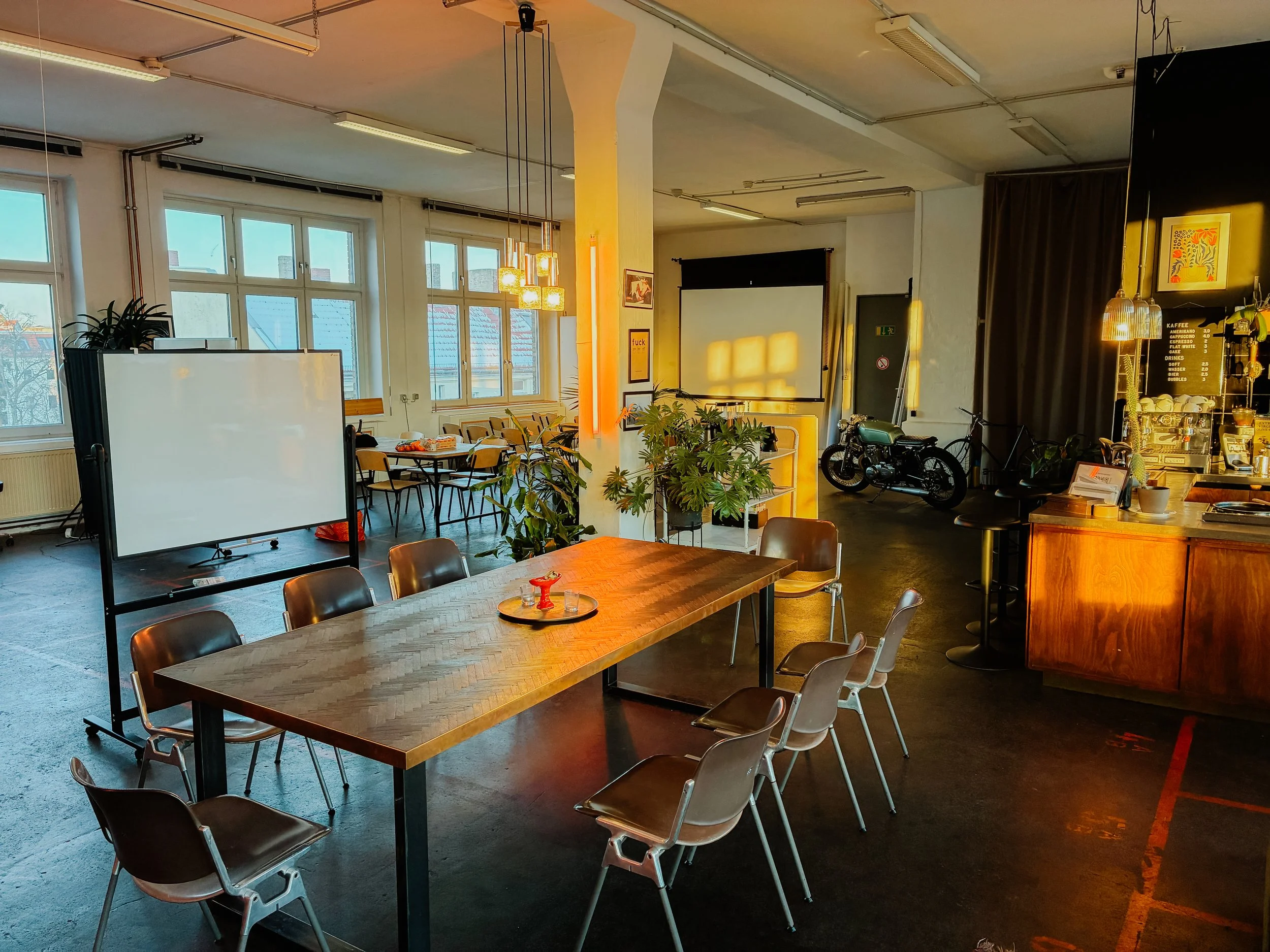 Whiteboards, Beamer und mobiler Screen – alles, was du für einen produktiven Workshoptag brauchst, ist da und eingerichtet.