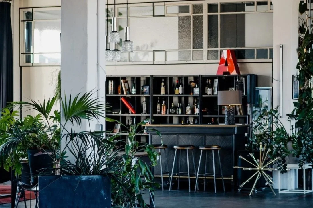 Die integrierte Bar bildet den nach einem Workshoptag oder Screening den natürlichen Übergang, wenn aus dem Ende einer Veranstaltung noch ein Abend werden soll.