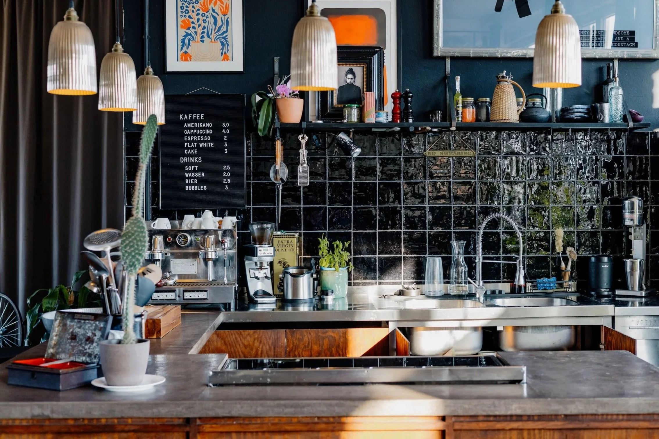 Food-Produktionen mit echtem Profi-Equipment. 90-cm-Smeg-Backofen, Induktionskochfeld (5 Zonen) und KitchenAid – bereit für Kochshows, Rezeptproduktionen und Food-Editorials.