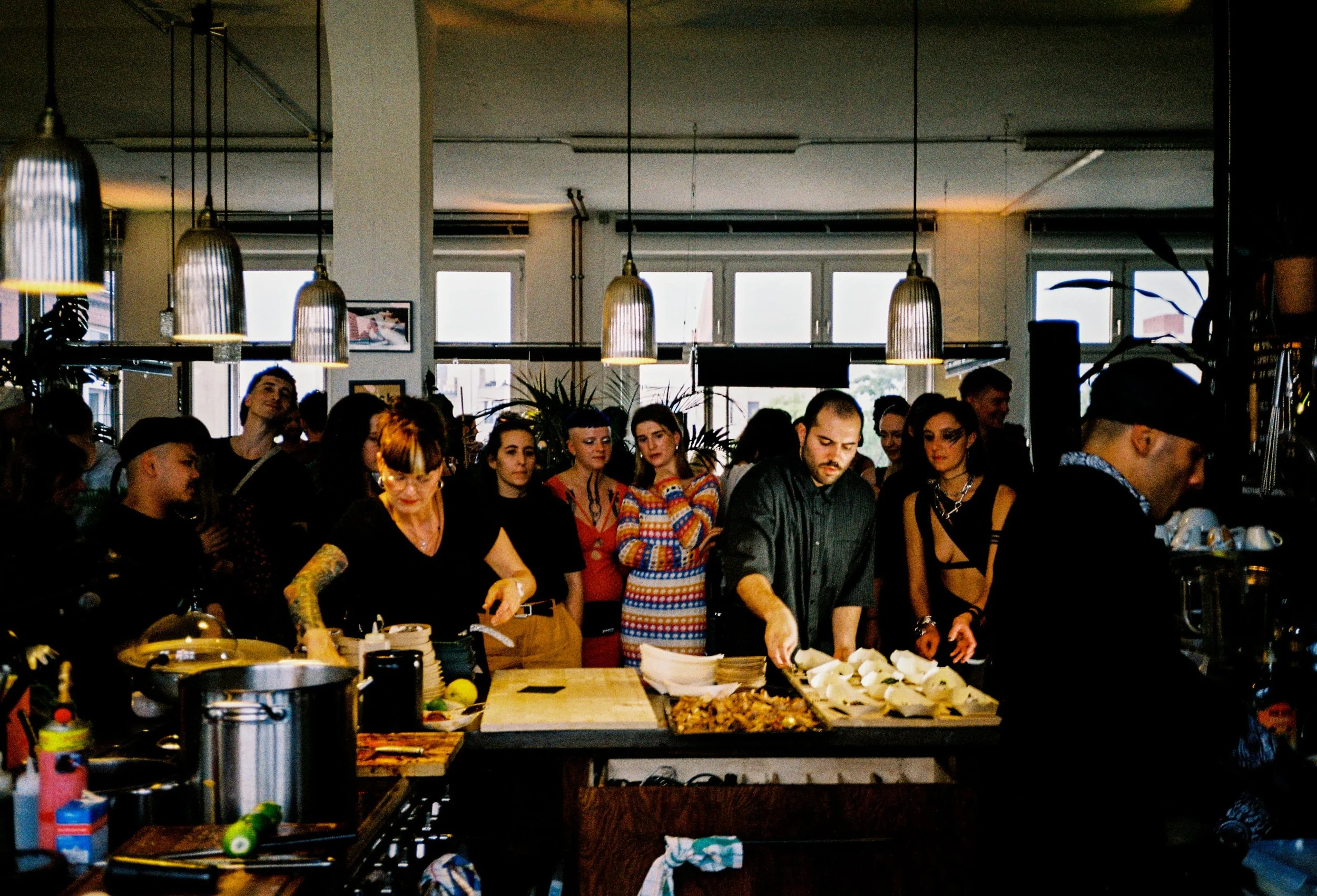 Die offene Küche als Herzstück für das Catering. Wir koordinieren über ein eingespieltes lokales Partnernetzwerk.