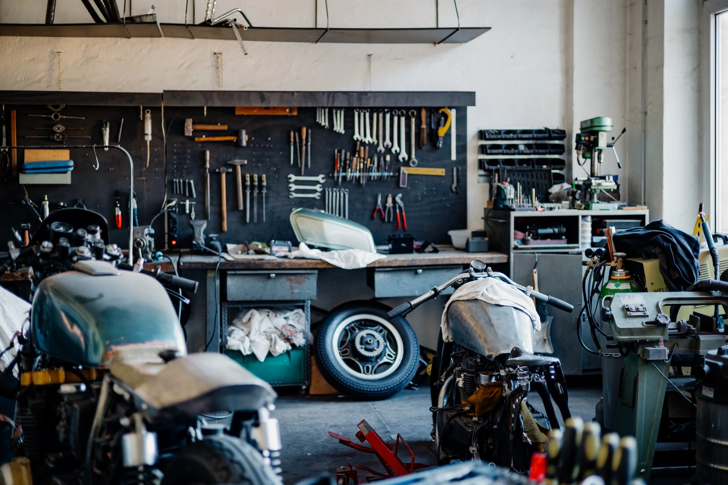 Werkstatt mit echter Patina und Tageslicht als zusätzliches Motiv buchbar. 