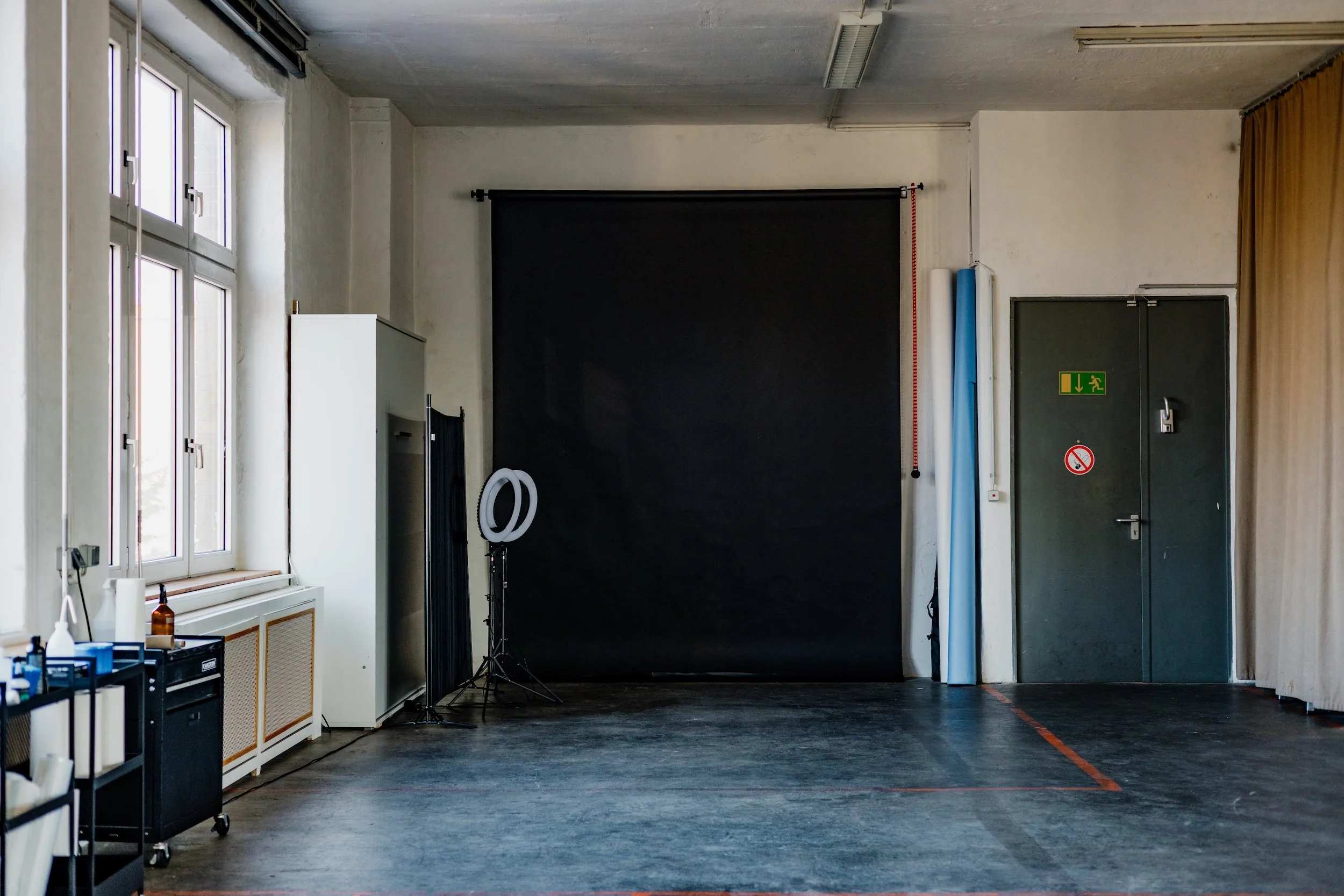 Backdrop 270 x 300 cm in schwarz, weiß, hellblau und weiteren Hintergründen auf Anfrage.