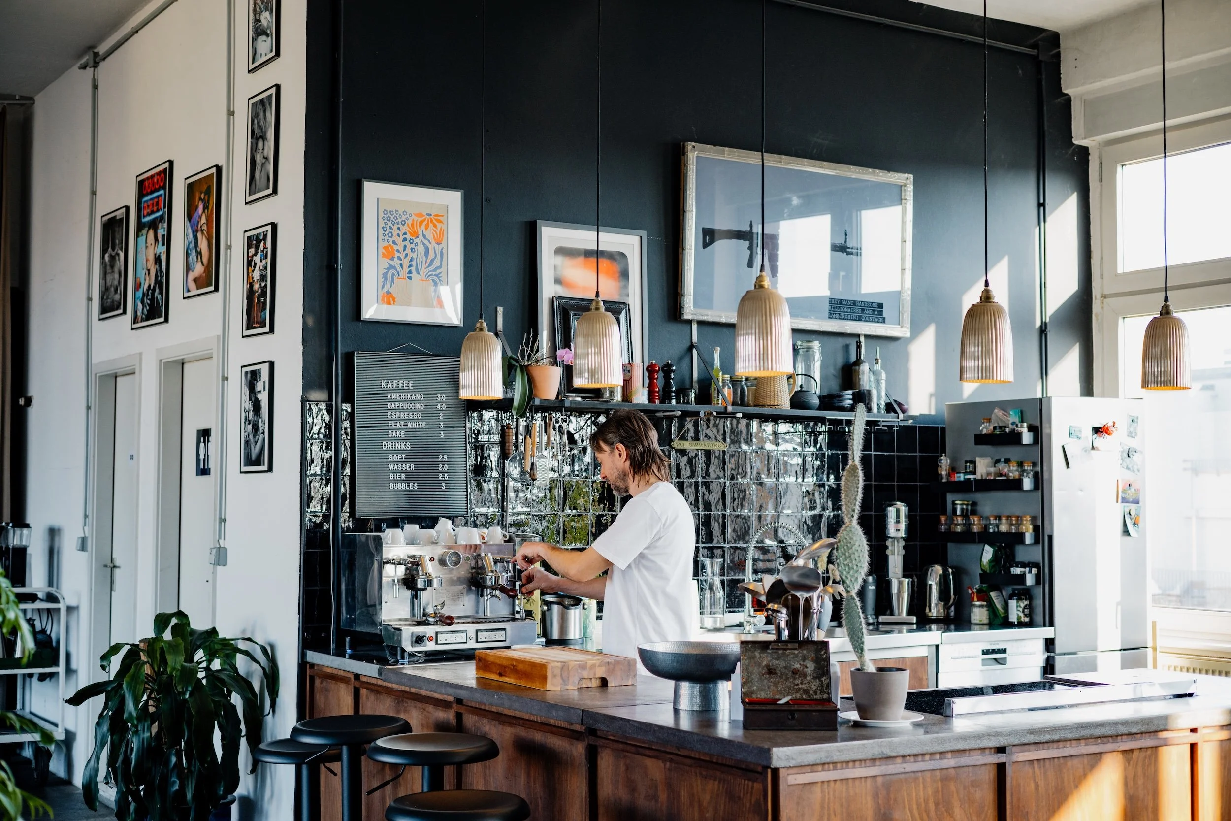 Die offene Küche bildet das Herzstück des Studios. Voll ausgestattet für Food-Produktionen und kulinarische Highlights bei Workshops und Events. Wir kümmern uns mit unseren lokalen Catering-Partnern um alles.