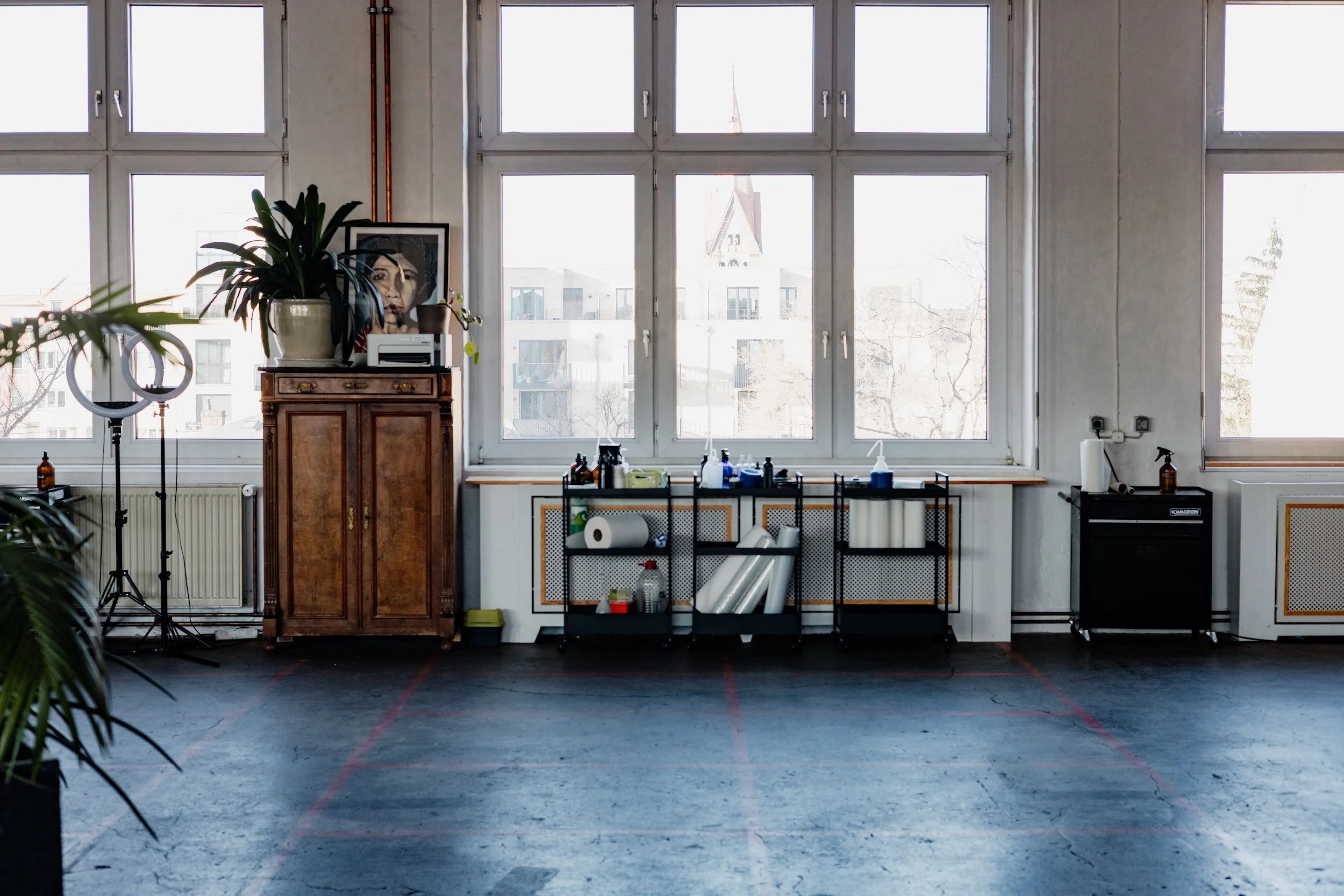 150 m² freier Open Space für Setbauten, mehrtägige Produktionen und alles, was Platz braucht. Lastenaufzug (2,4 × 1,6 m) direkt ins Studio. Starkstrom 2× 16A.