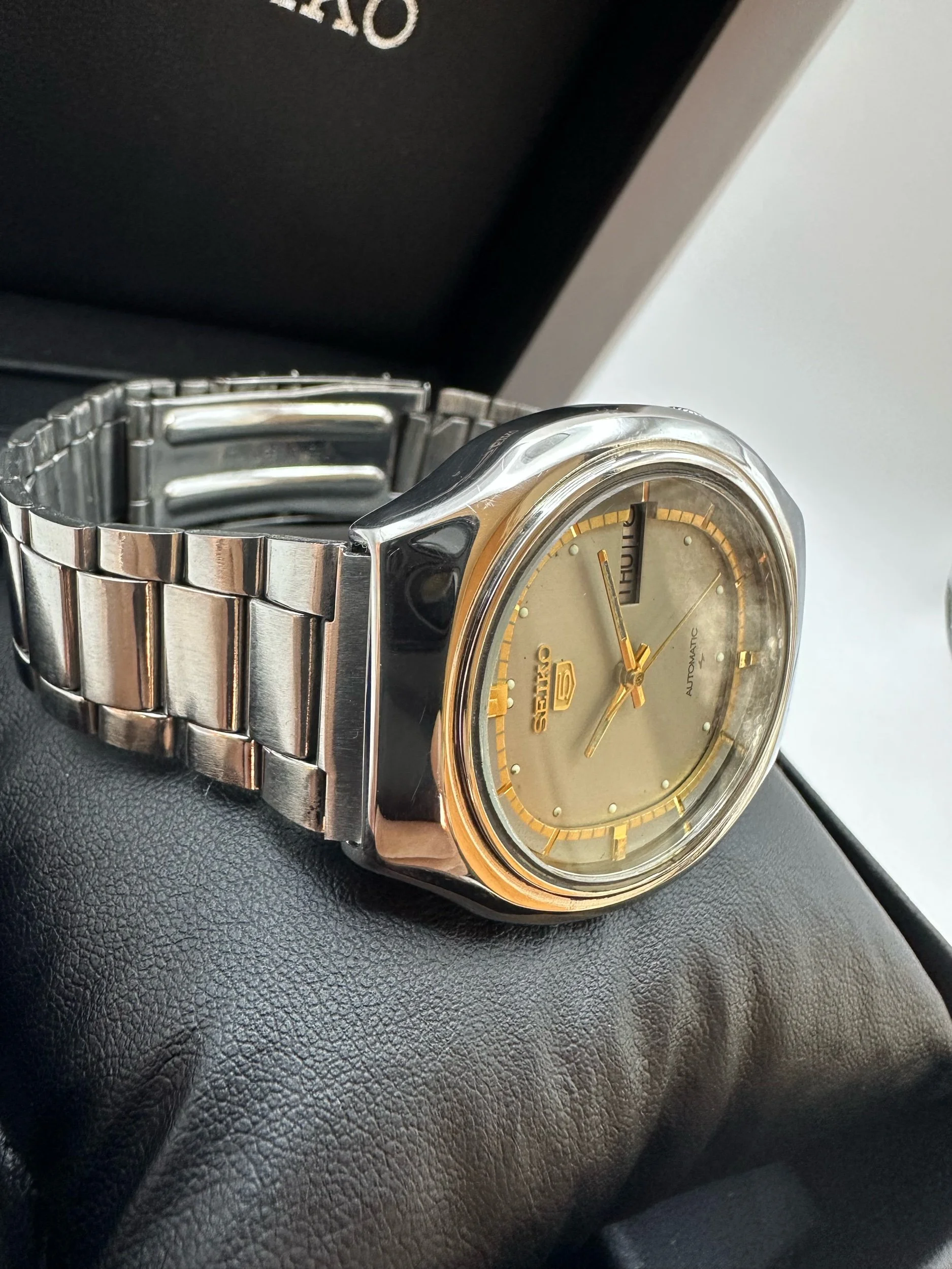 Timeless Retro Elegance: Vintage Seiko 5 Automatic (7009-5130) – Champagne Sunburst Dial