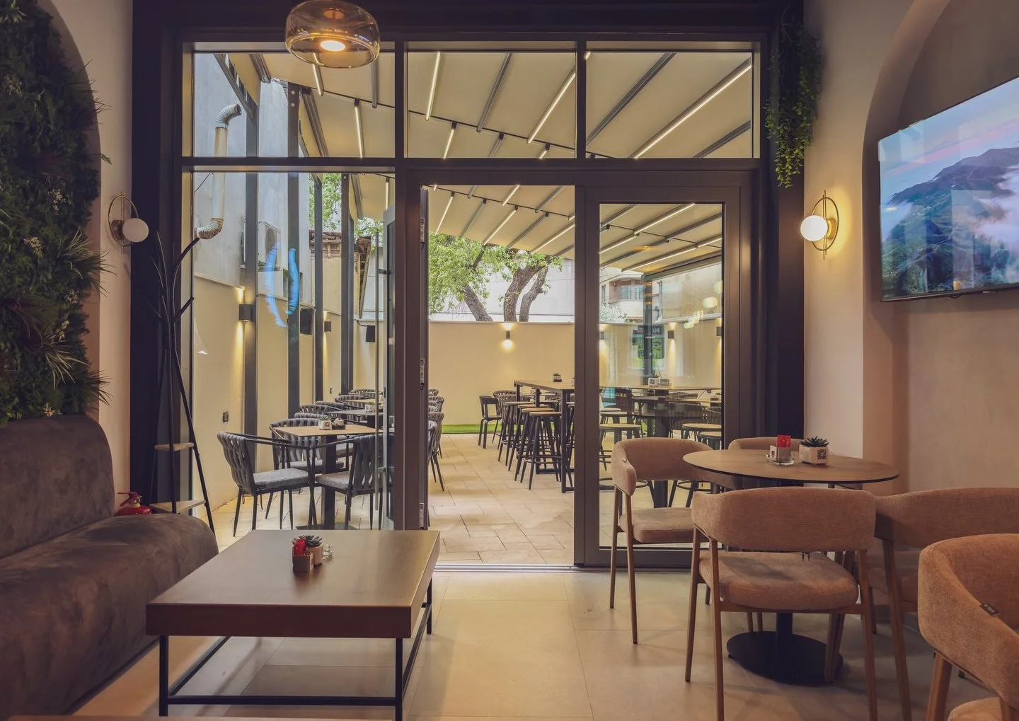 Unutra ostaje&scaron;.
Napolju produžava&scaron;.
OFF izmedju.

#offcafenis #nis #visitnis #loungevibes #cozyplace