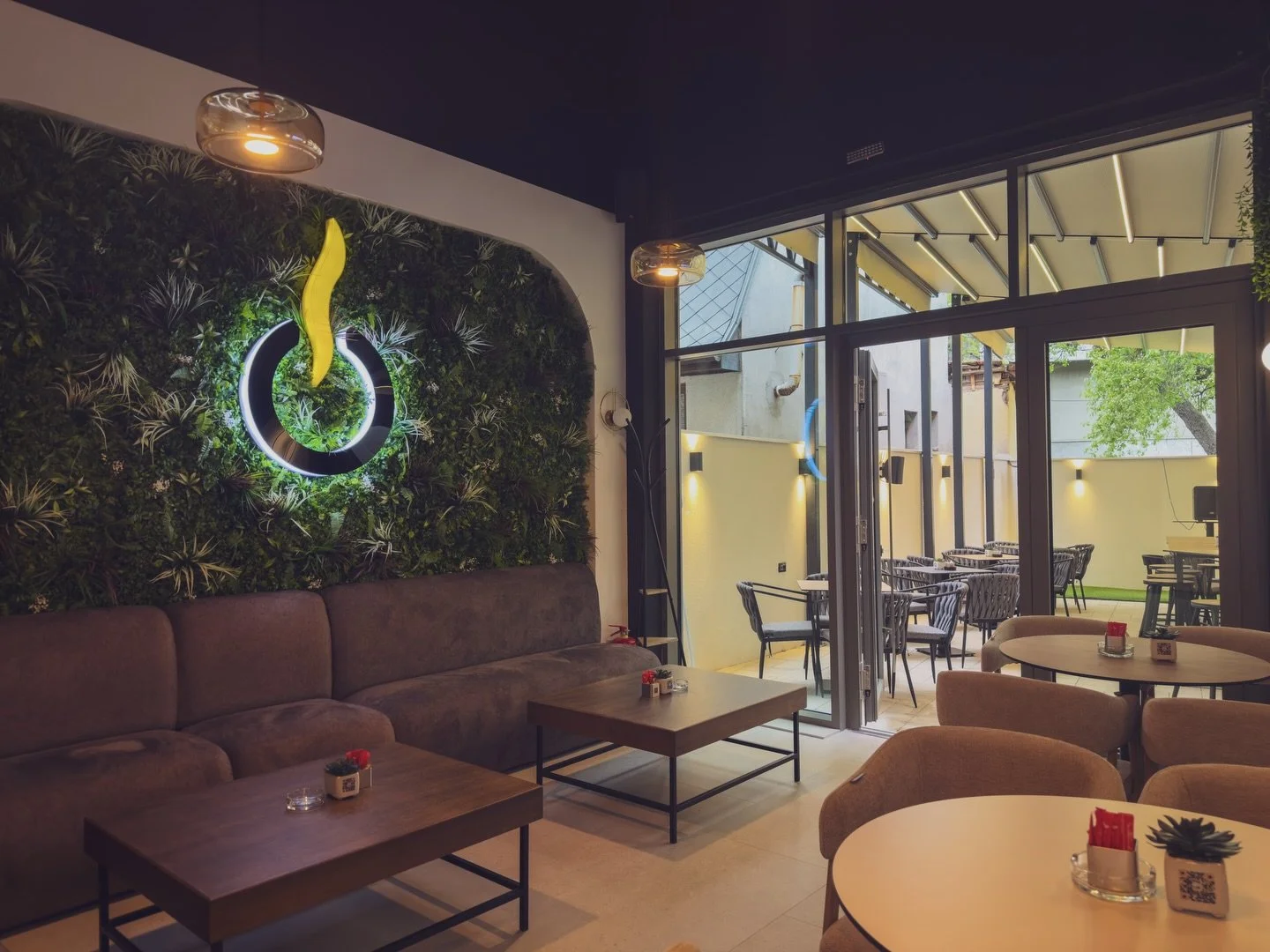 Unutra mir.
Napolju ba&scaron;ta.
OFF između.

#offcafenis #nis #visitnis #loungevibes #cozyplace