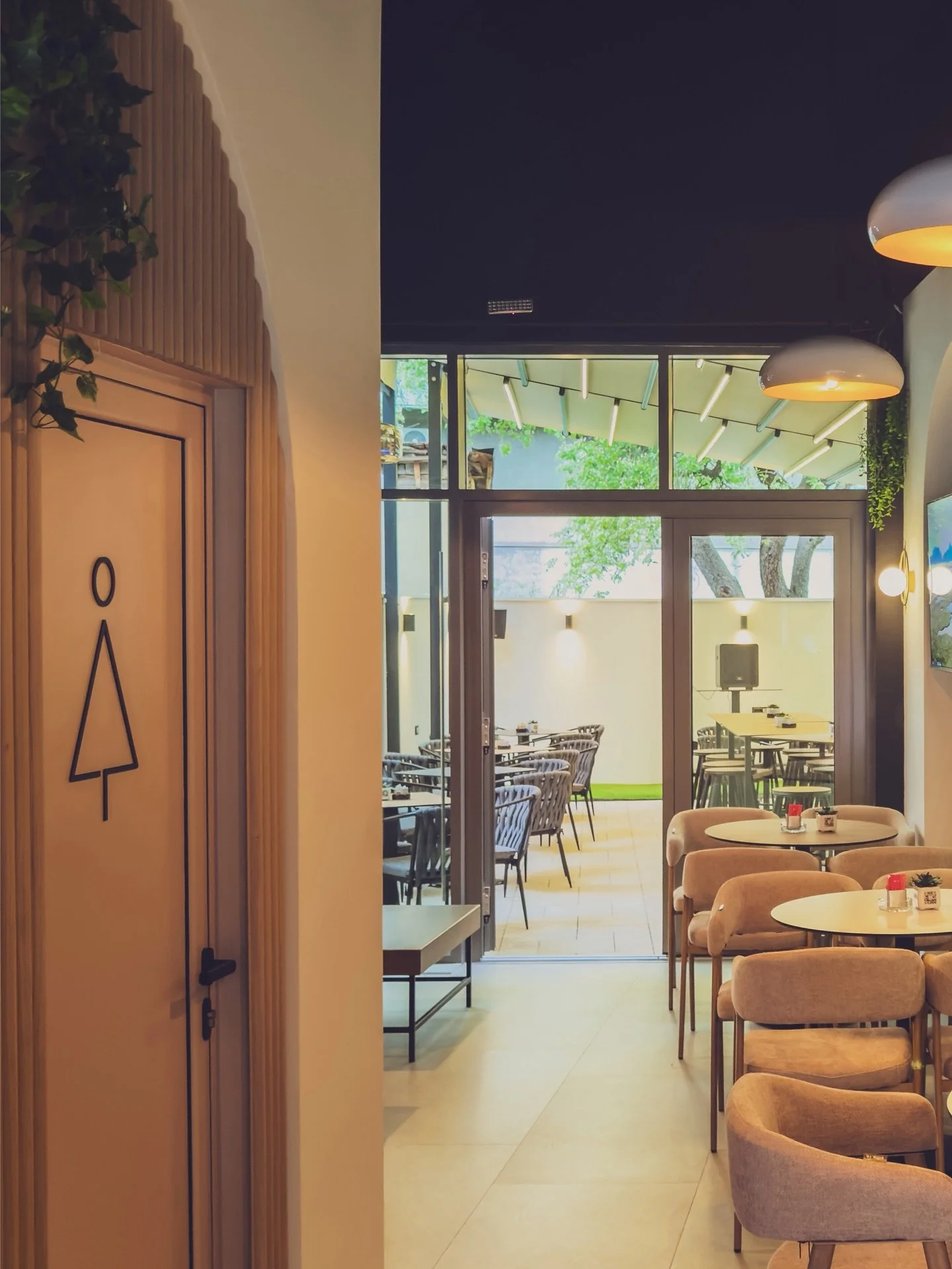 Prostor koji vodi dalje.
Od prvog pogleda &mdash; do trenutka koji ostaje.

#offcafenis #nis #visitnis #kaficnis #coffeetime