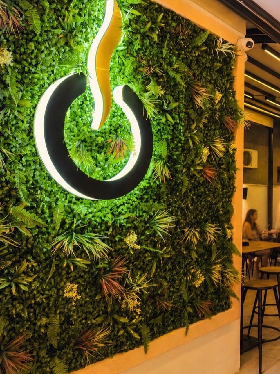 Ba&scaron;ta, svetlo i atmosfera koja te zadrži duže nego &scaron;to si planirao.

#offcafenis #nis #bastanis #loungevibes #eveningvibes