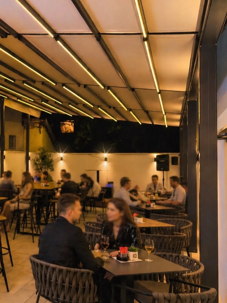 Ba&scaron;ta, svetlo i atmosfera koja te zadrži duže nego &scaron;to si planirao.

#offcafenis #nis #bastanis #loungevibes #eveningvibes