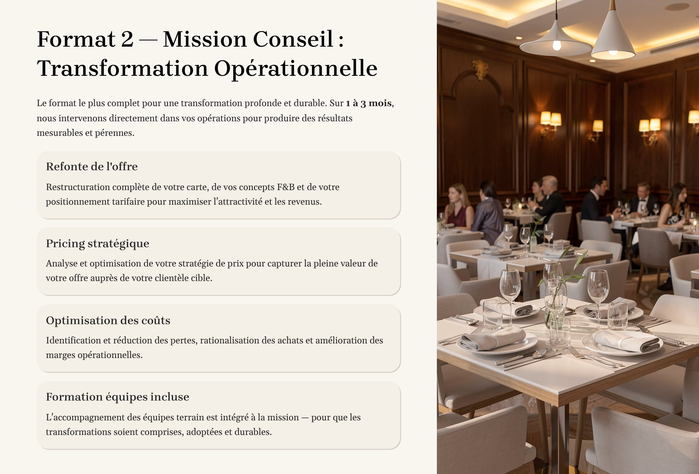 Une salle à manger élégante avec des tables dressées pour le service, des verres et des serviettes, dans un intérieur chaleureux avec des murs en bois et des lampes suspendues