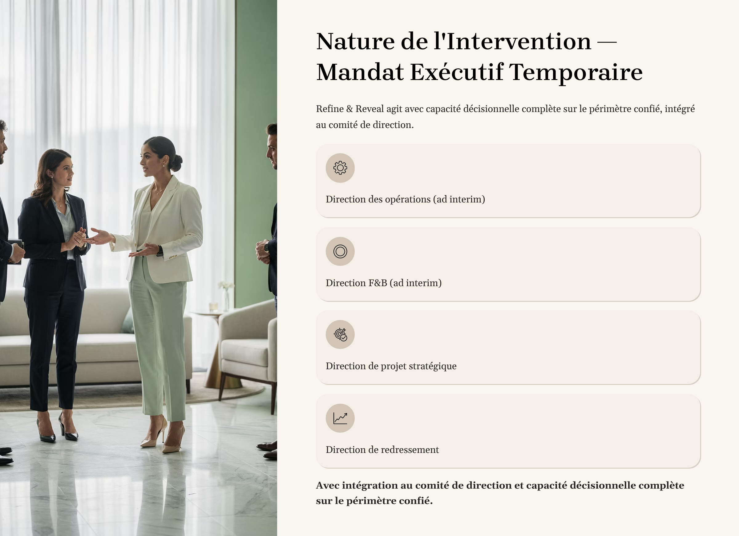 Groupe de quatre personnes en tenue professionnelle discutant dans un salon lumineux avec rideaux blancs et fauteuils. La scène semble être une réunion d'affaires ou une discussion de travail.