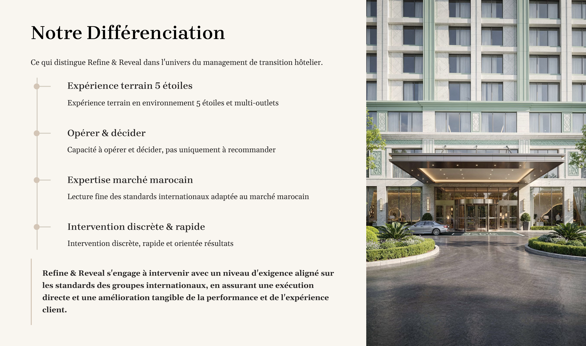 Page d'un document ou d'une présentation avec un bâtiment moderne en façade, notamment avec plusieurs fenêtres et un panneau d'entrée, et une partie de texte en français sur l'univers de gestion de transition hôtelière.