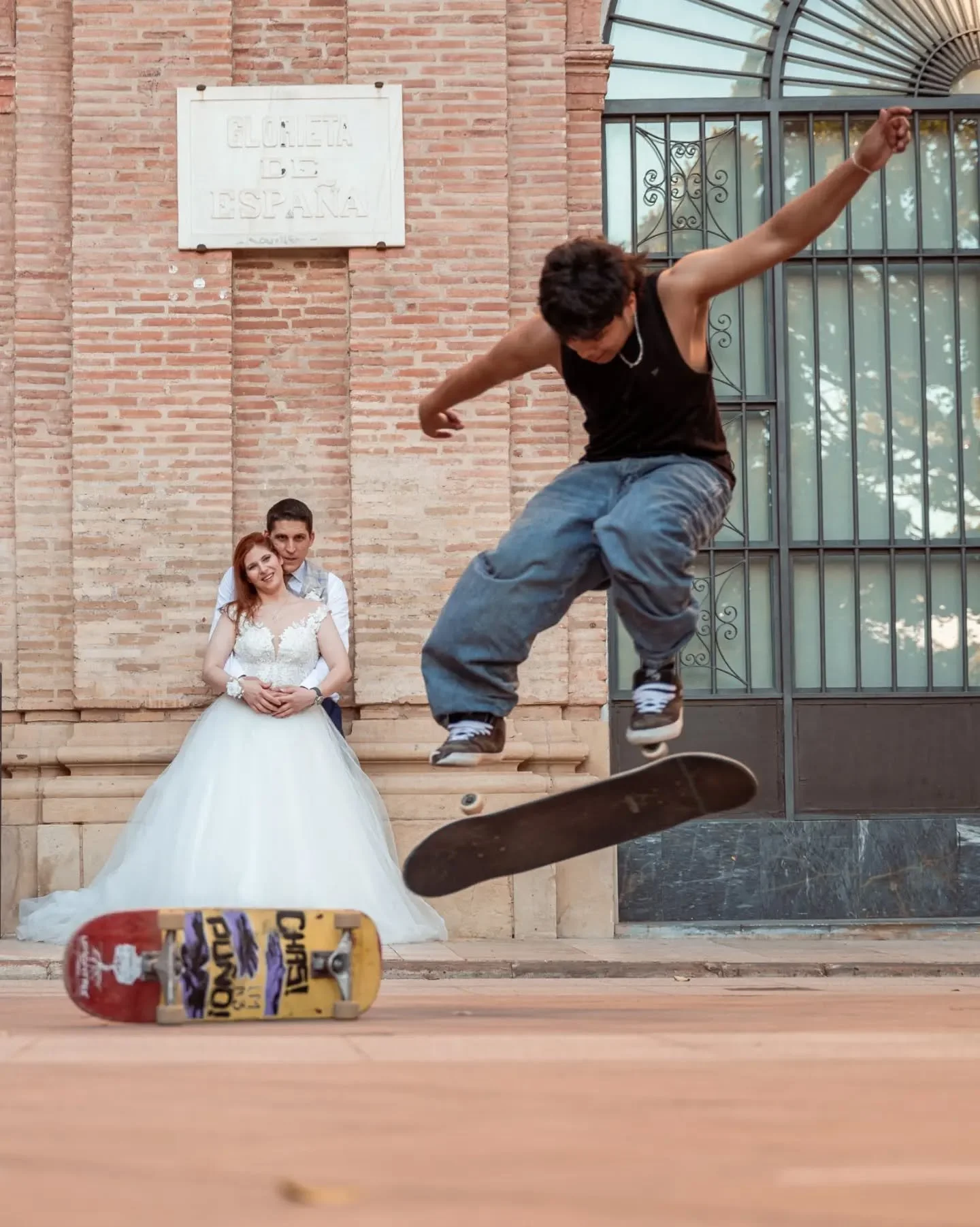 No todas las historias de amor se cuentan igual.

Esta empez&oacute; entre las calles del centro de Murcia.

Sin poses forzadas.
Sin seguir las reglas.
Solo buscando im&aacute;genes que transmitieran lo que realmente son.

Porque una boda no deber&ia