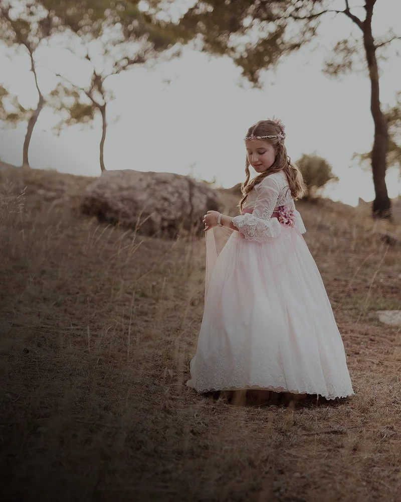 Niña durante una sesión de fotografía de comunión en exteriores