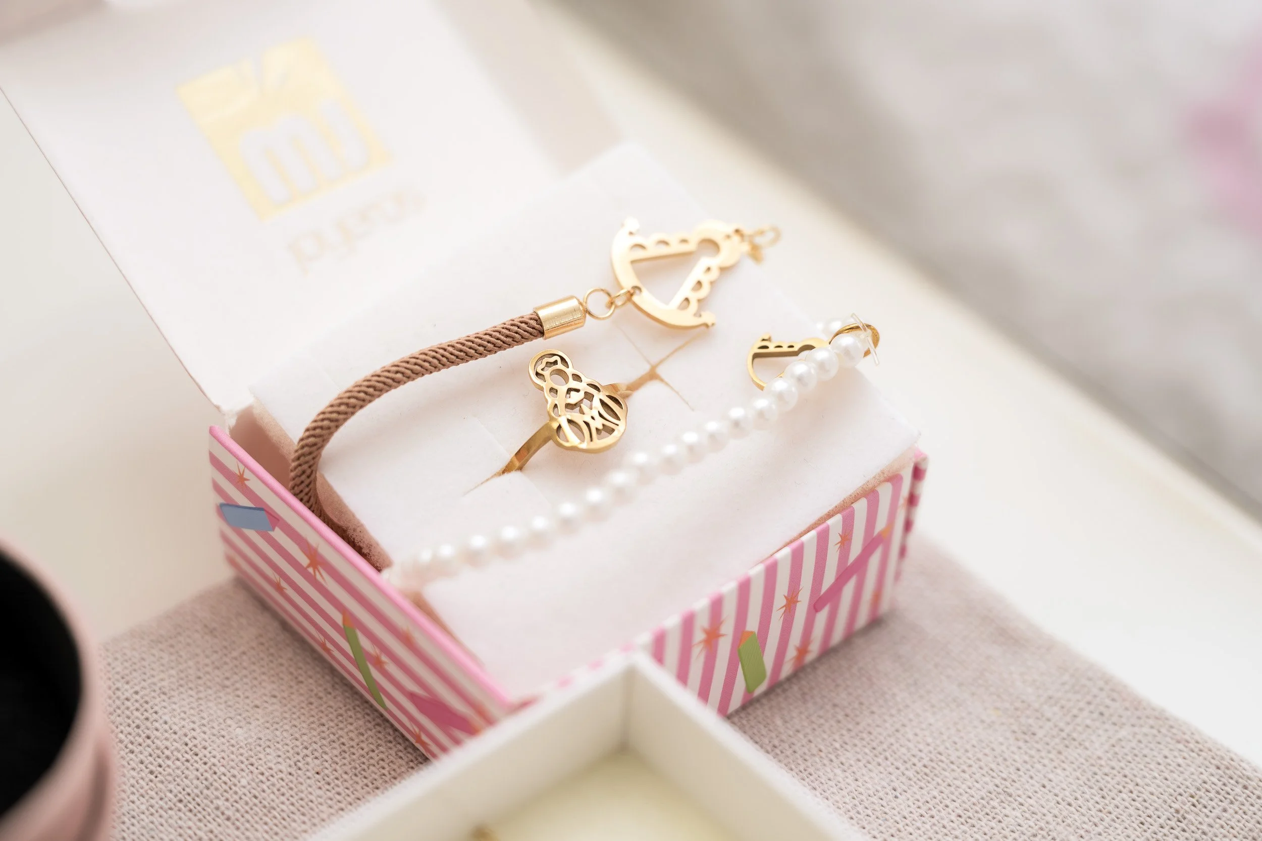 Pendientes en caja de regalo decorada con rayas y estrellas