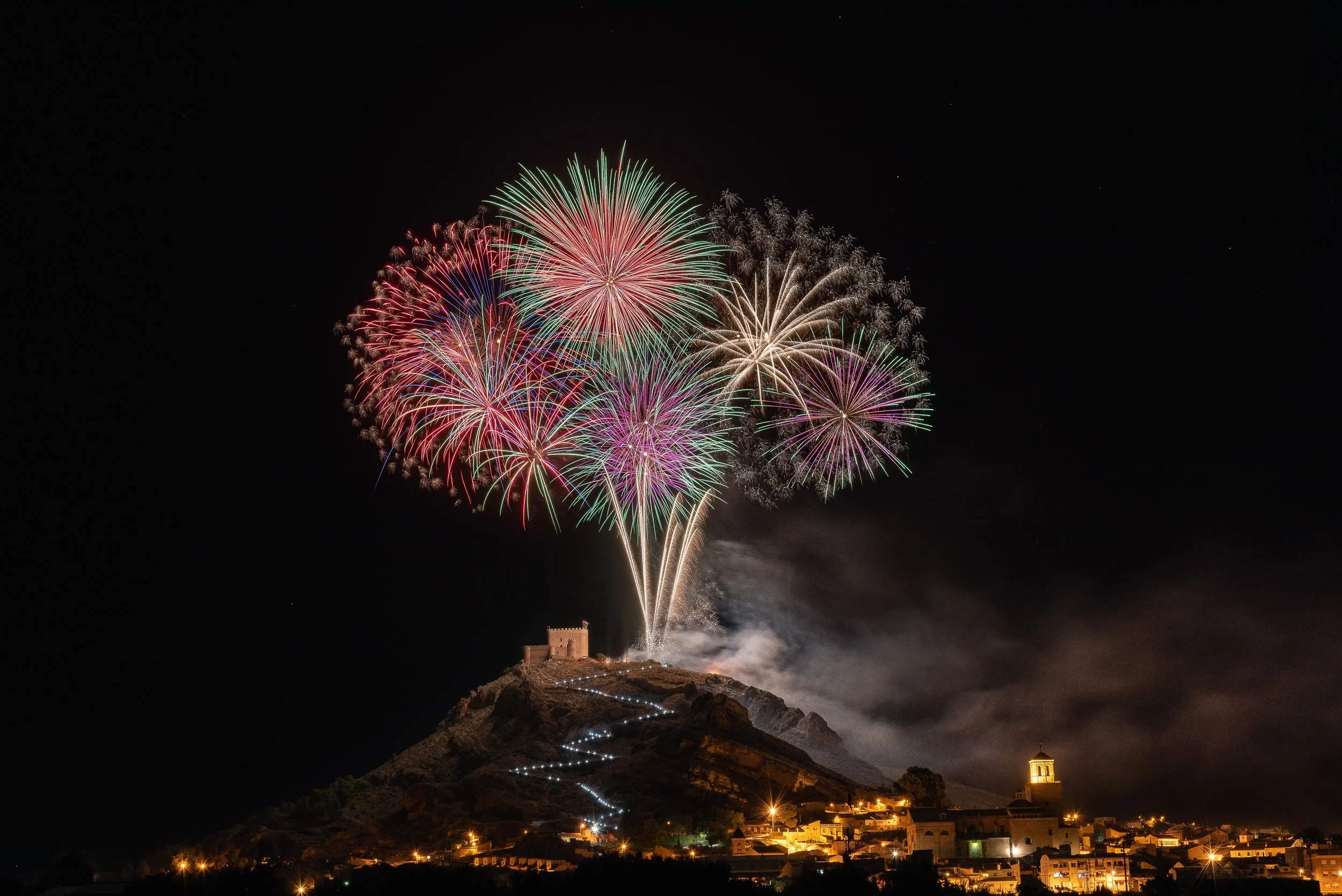 Fuegos artificiales de Jumilla sobre el castillo y el pueblo de Jumilla.