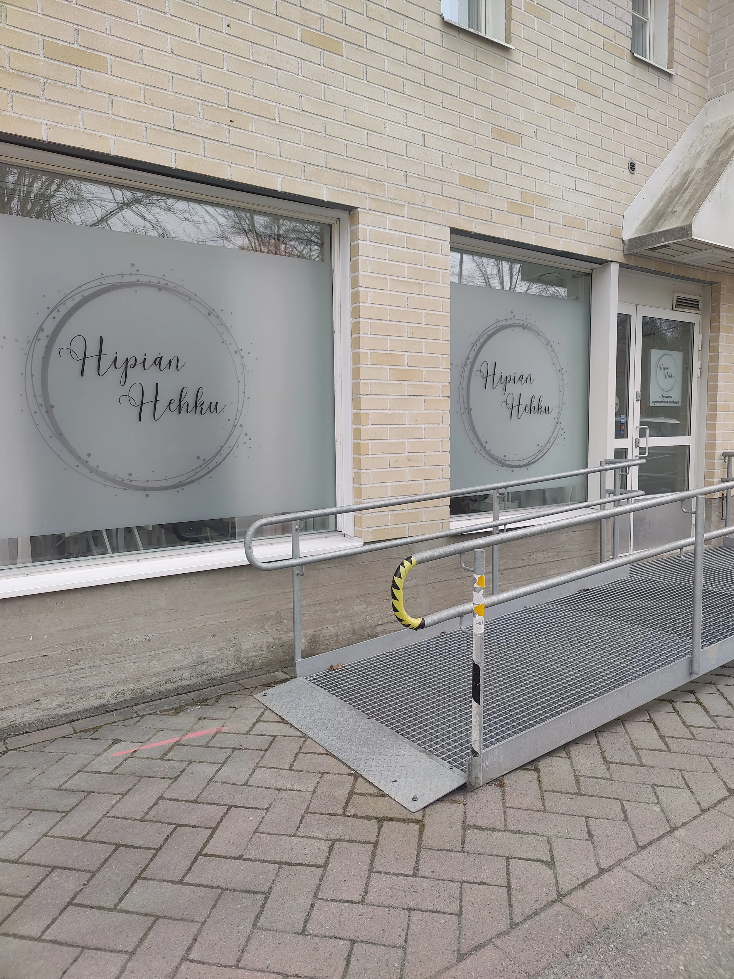 Hipiän Hehku sijaitsee Petosella Pyörönkaaren varrella. Liikkeeseemme esteetön kulku.