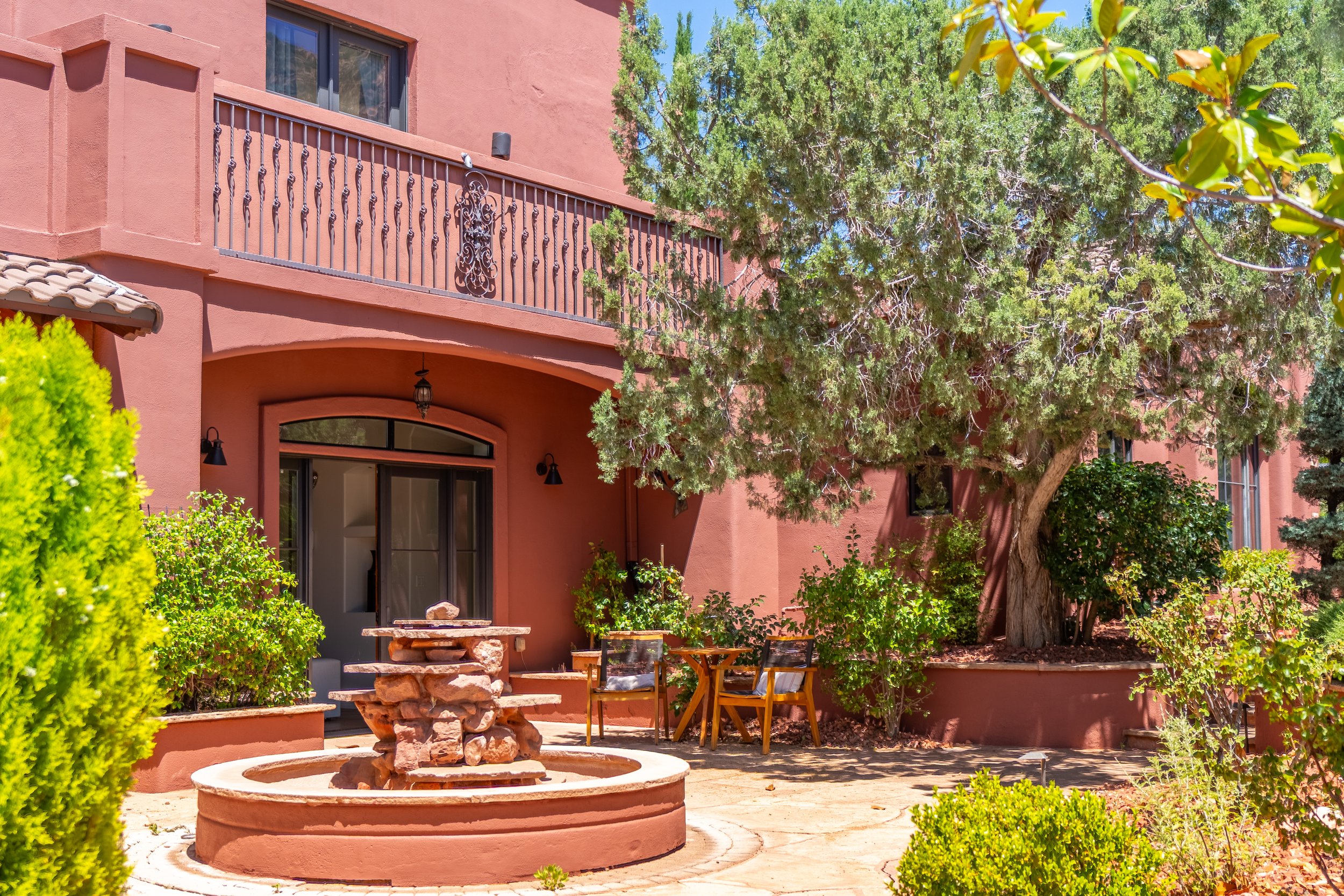 Beyond the Listing Photos: What LuxuryActually Looks Like When You WalkThrough the Door