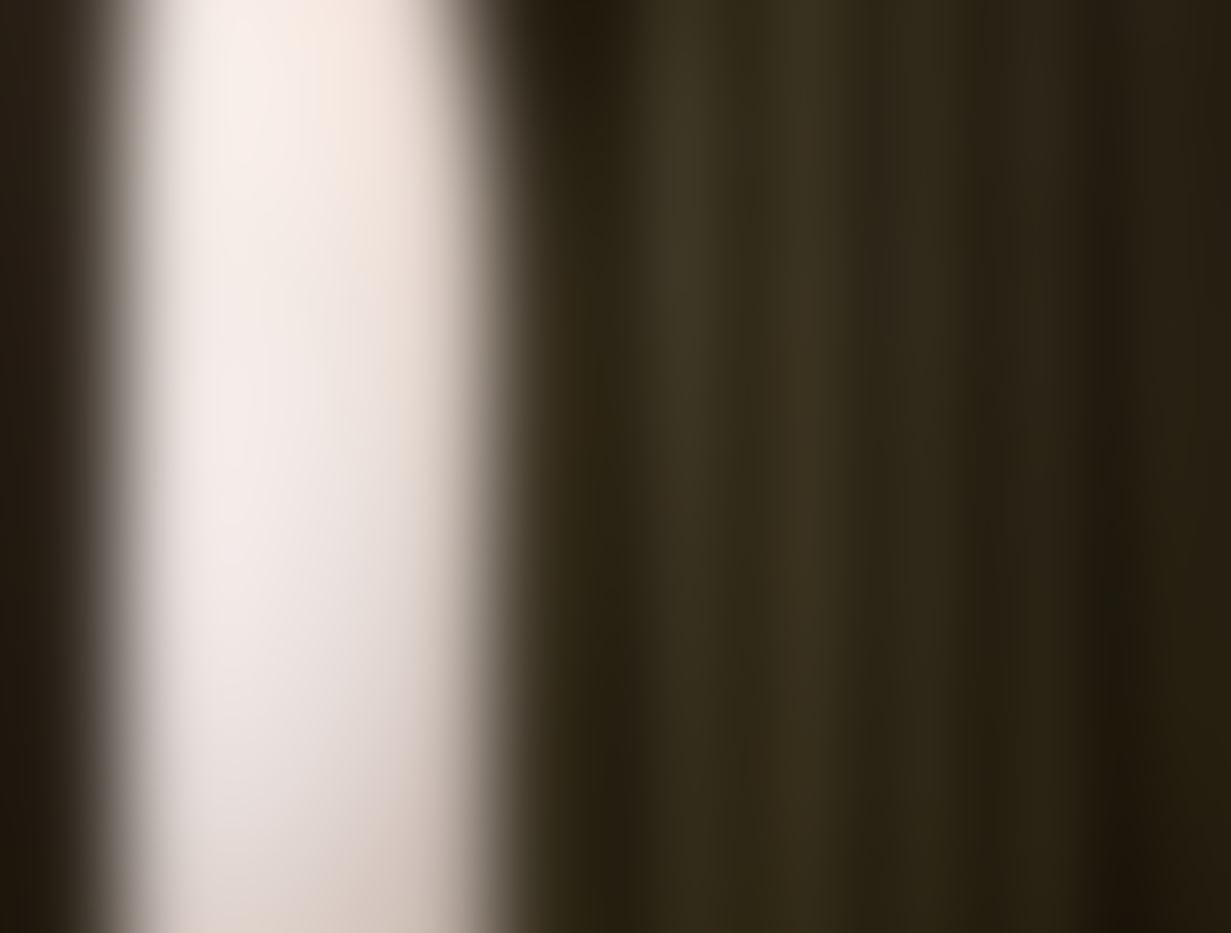 Ein Foto von einem alten, stilvollen Kamin mit brennendem Feuer und einem Kaminbesteck.