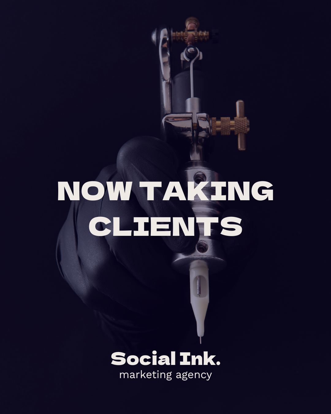 Een tatoeëerstudio met een naald en inkt, tekst overlay: "Nu nemen wij klanten aan" door Social Ink, marketingbureau.