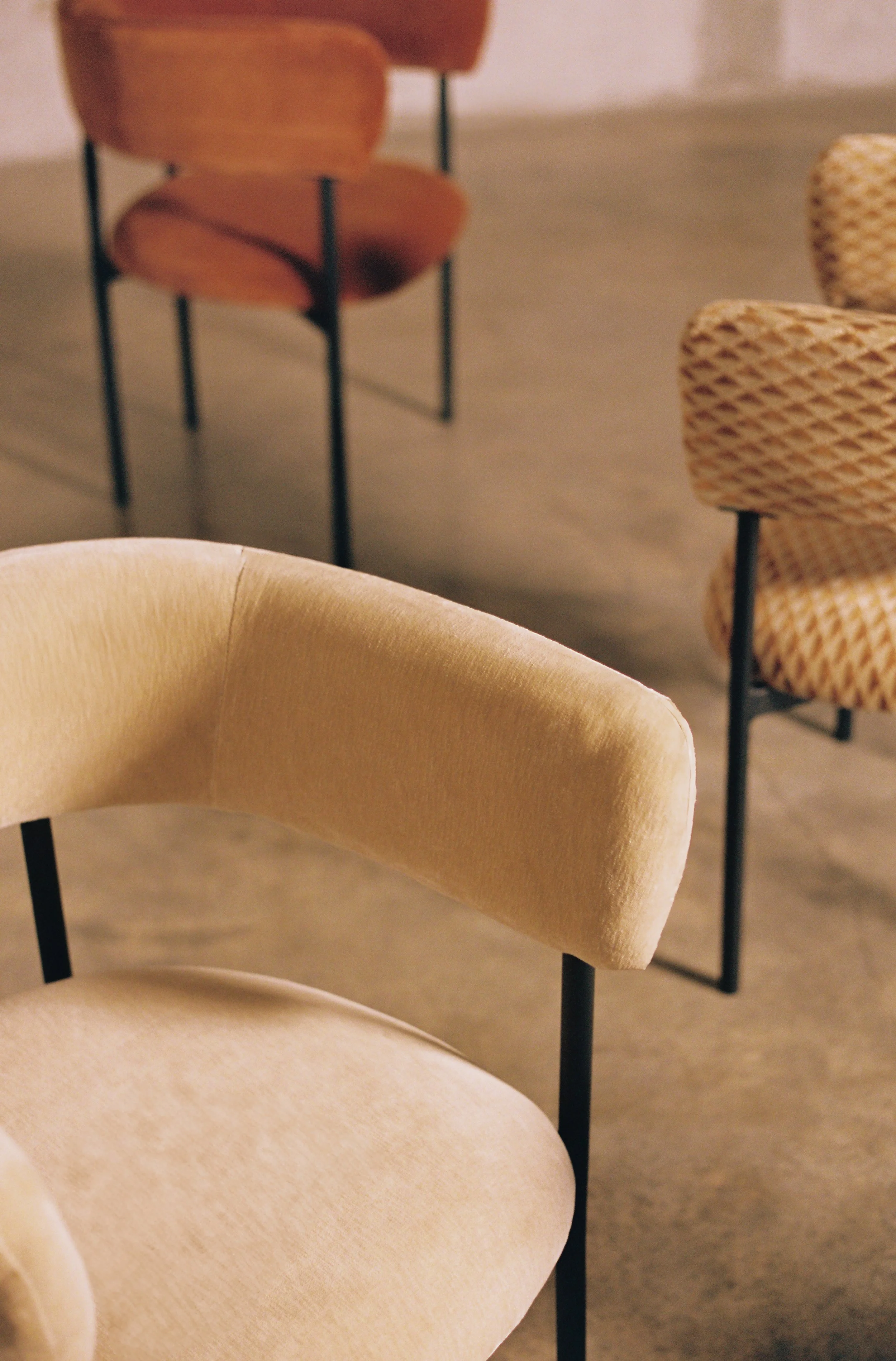 Tradição, design e inspiração em cada detalhe.
A marca Joro já está disponível na 9091, trazendo tecidos que unem herança cultural, estética contemporânea e qualidade excecional.