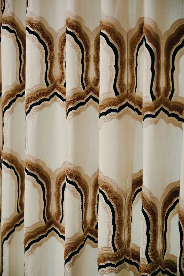 “Tecido decorativo da coleção da Joro com textura sofisticada e inspiração artesanal.”