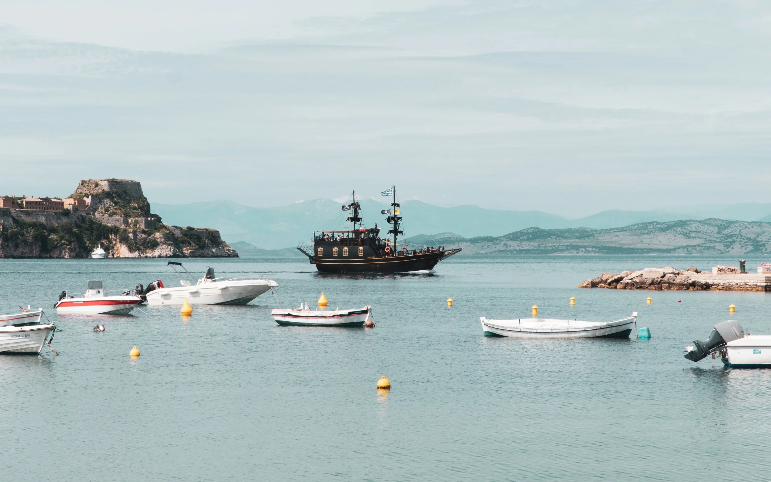 wide-shot-fishing-boats-sailing-boats-lake.jpg