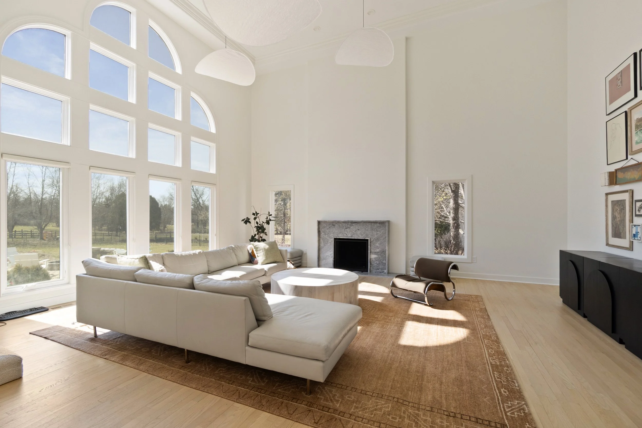 Custom home living room with high-end finishes in Amberley Village Ohio by Shade Tree Homes