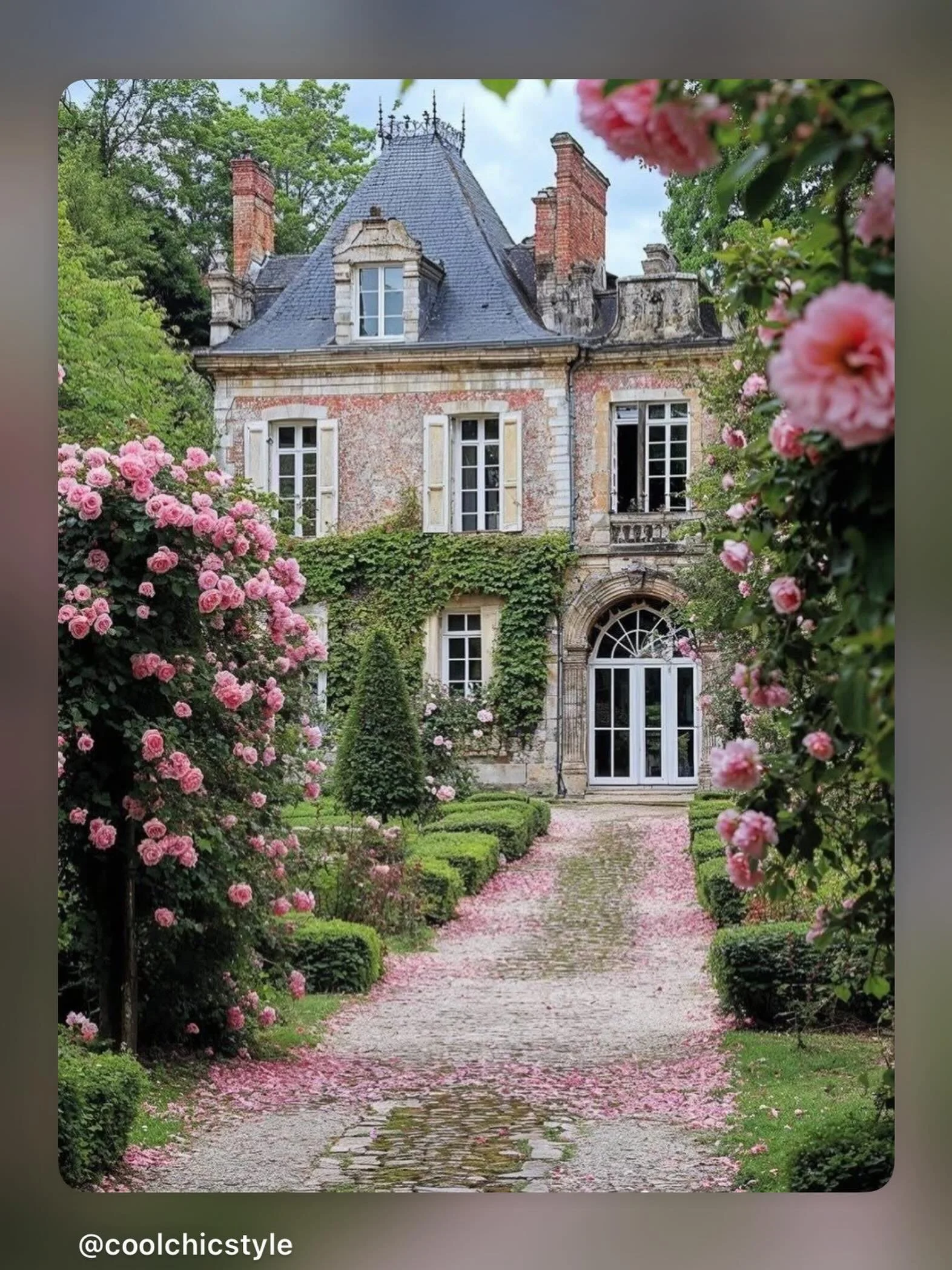 A trail of perfumed petals drifting toward the French manor, as though the garden itself were guiding you home.
#frenchstyle #frenchcountrydecor #housebeautiful #springblooms #houseandgarden