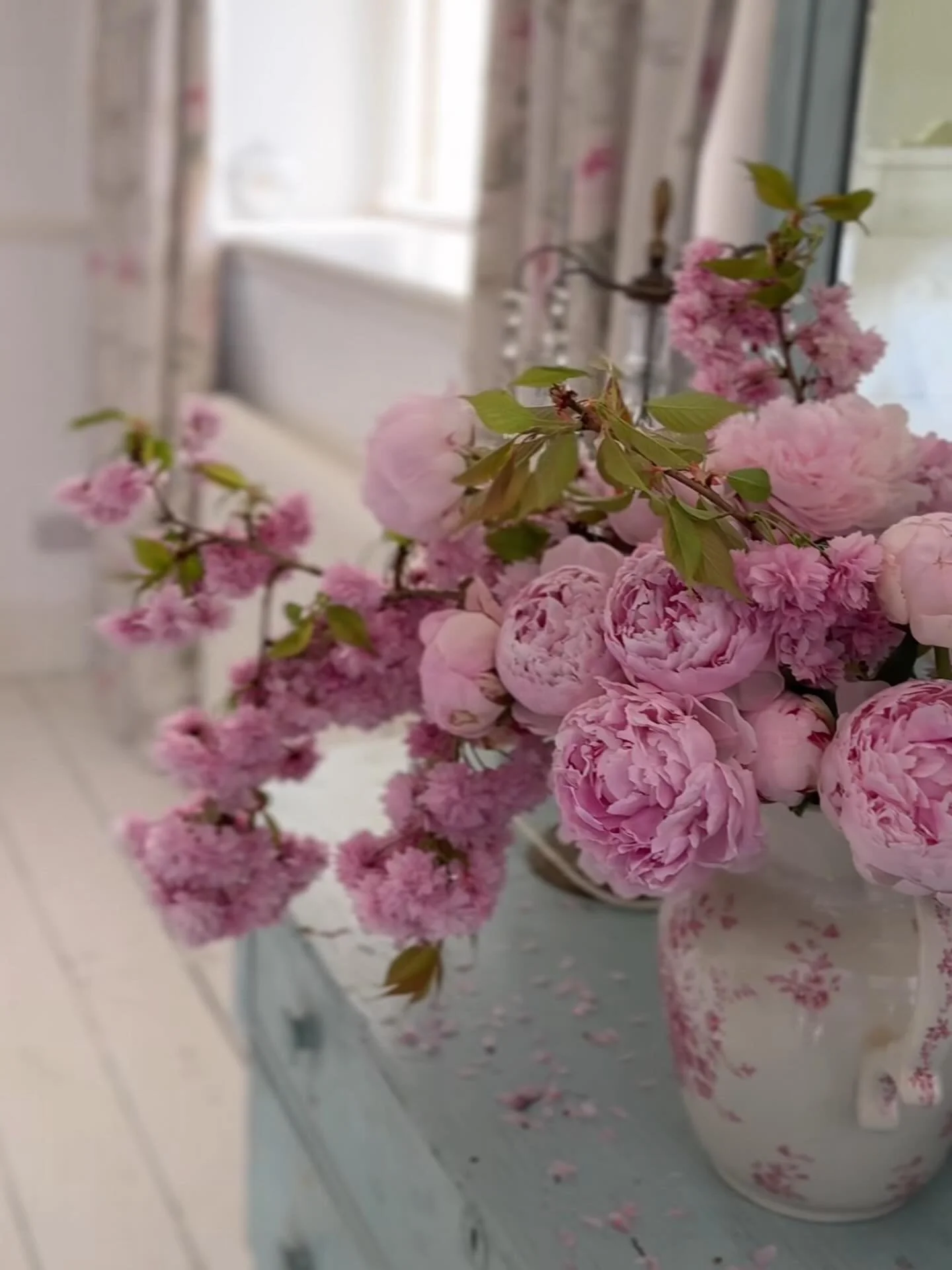 Always charming from @officialshabbychic 
#shabbychic #rachelashwell #flowers #peony
