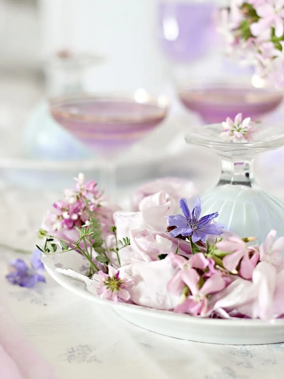 It seems summer always finds a way to sneak pastels into the smallest details. 🌸
Photo credit @neli_kireva 
#summertime ##cocktails #tabletopdecor #flowers