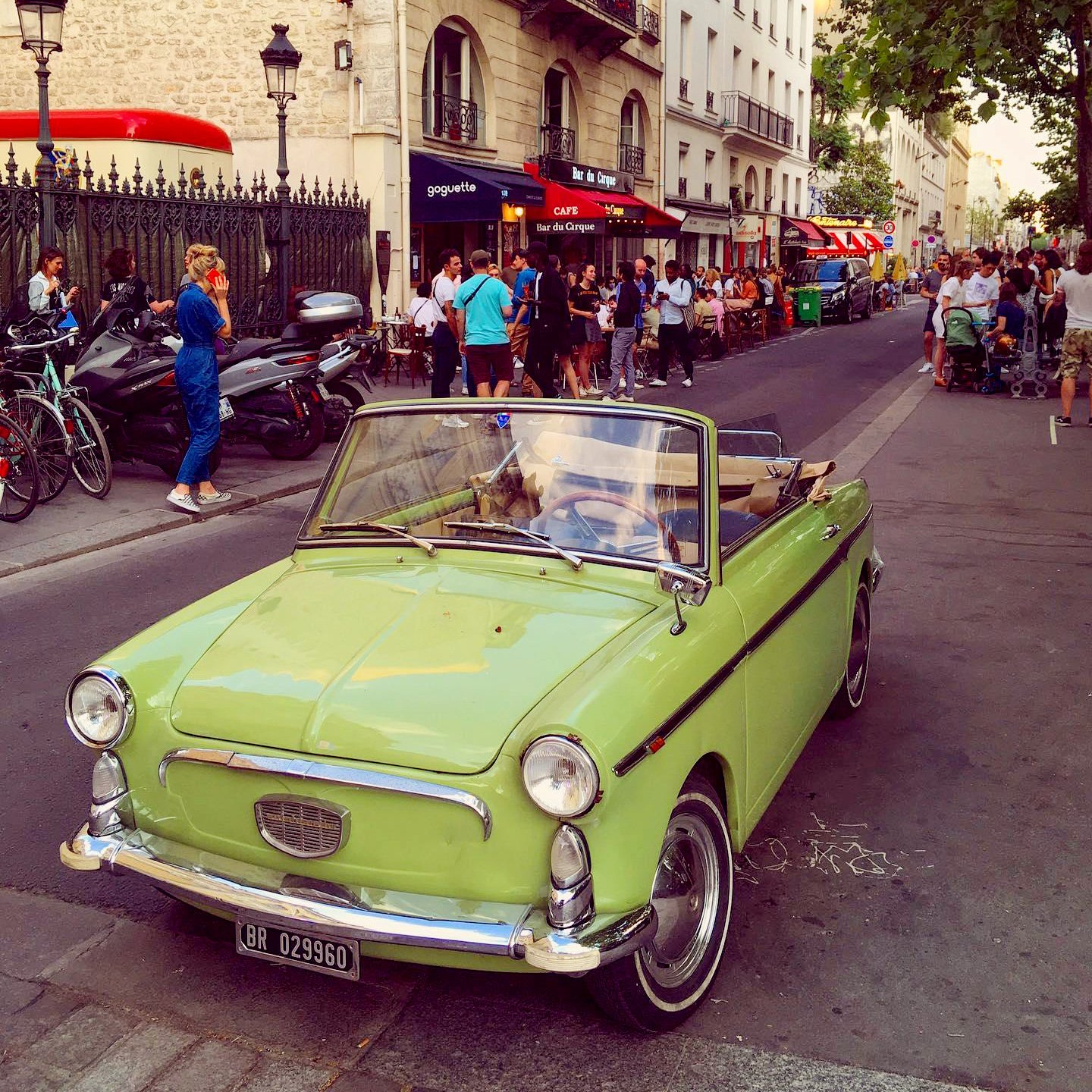 tiny-old-car-paris-marais-sq.jpeg