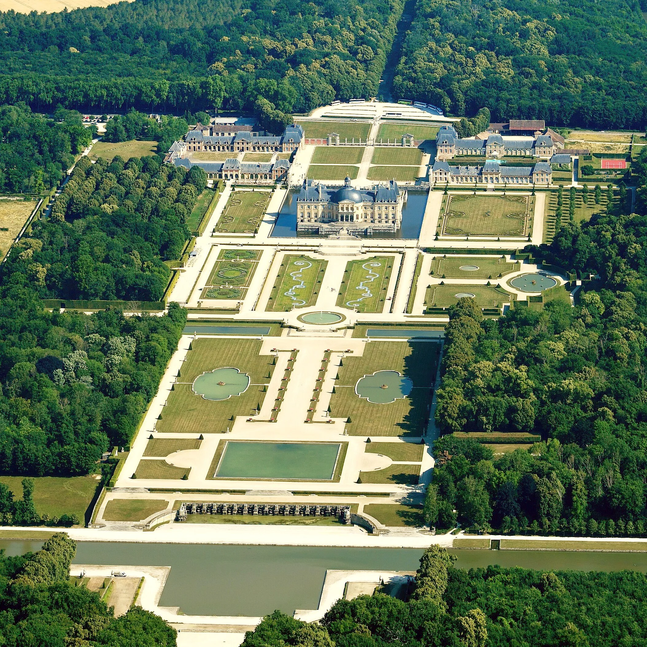 Aerial-image-Château-de-Vaux-le-Vicomte.jpg