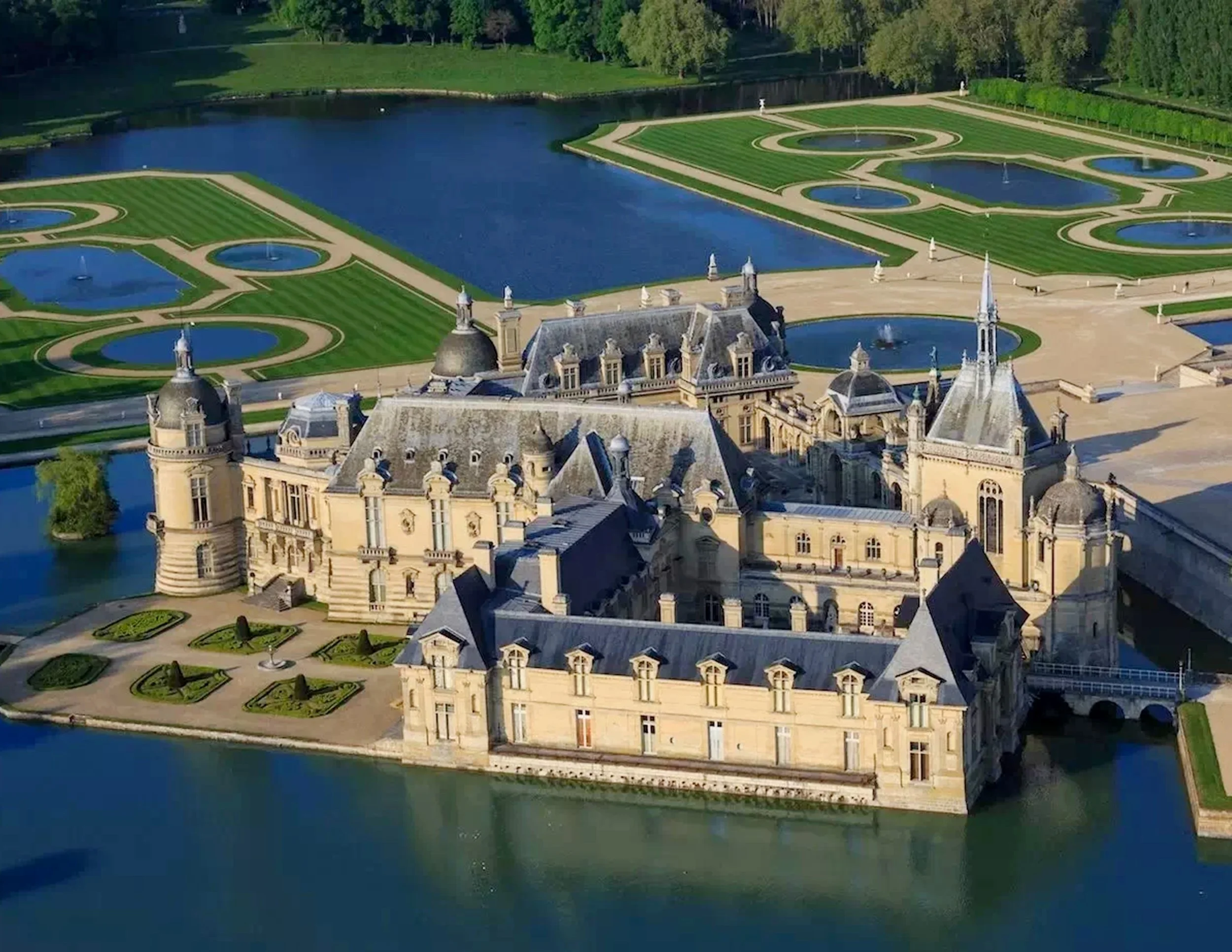 areal-view-Château-de-Chantilly.jpeg