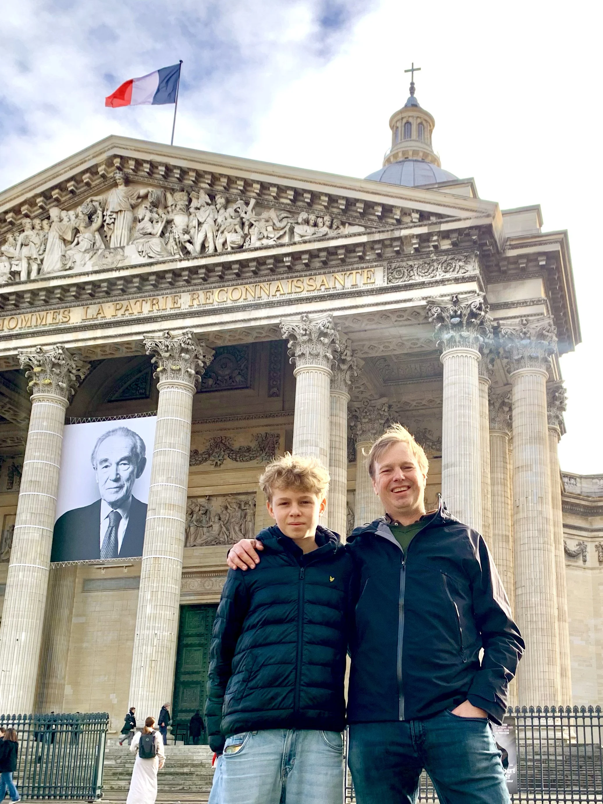 paris-pantheon-french-flag.jpg