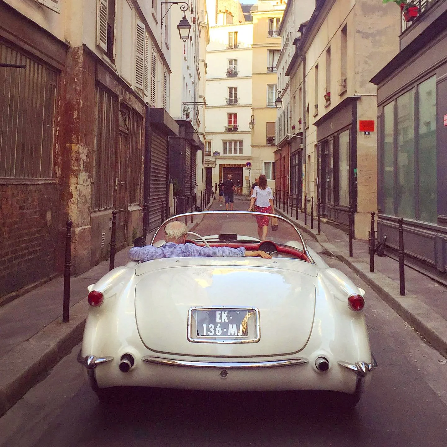 beautiful-old-car-paris-marais-sq.jpg