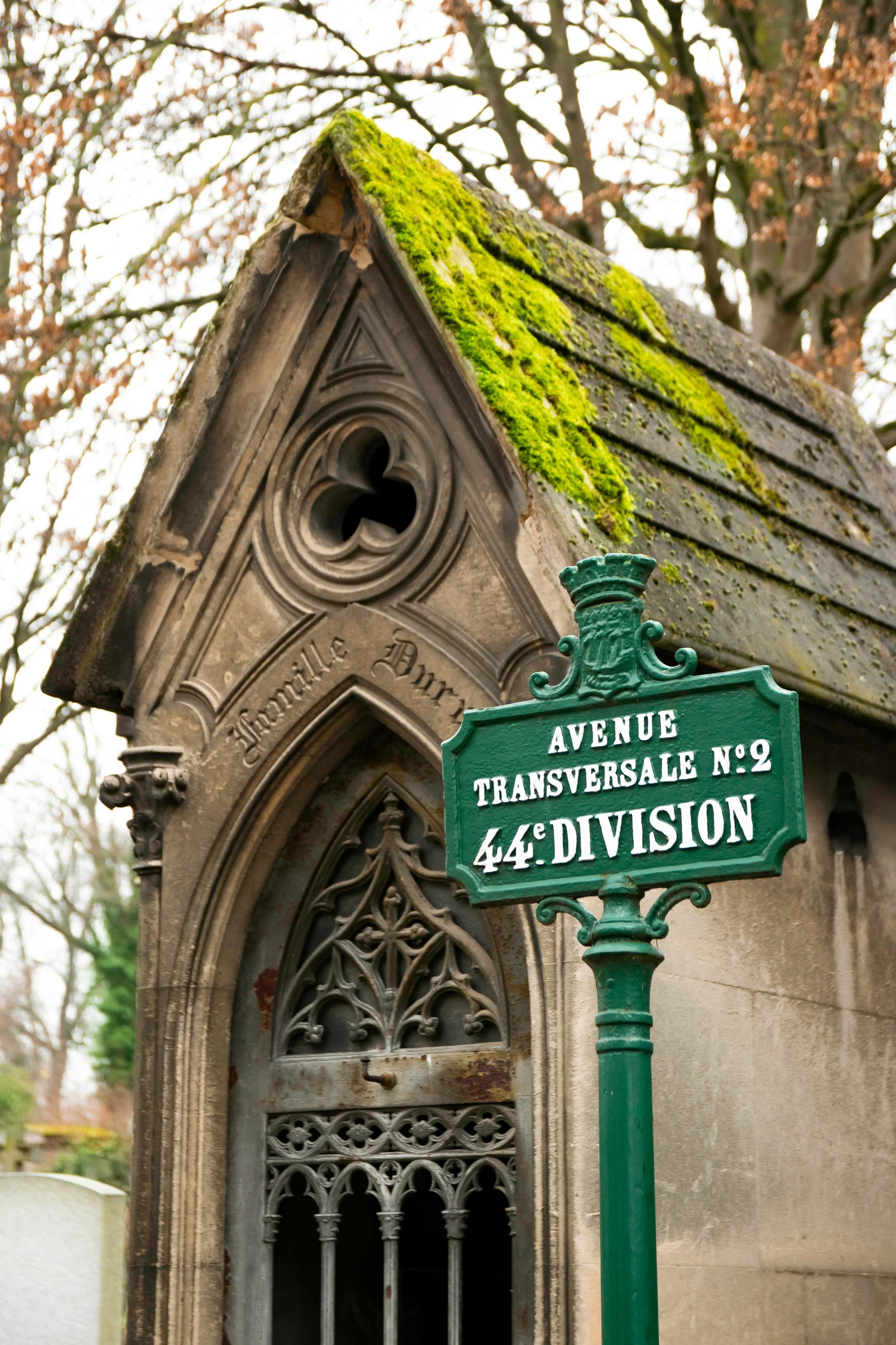 pere-lachaise-cemetery-paris-dead-rebel-society-1.jpg