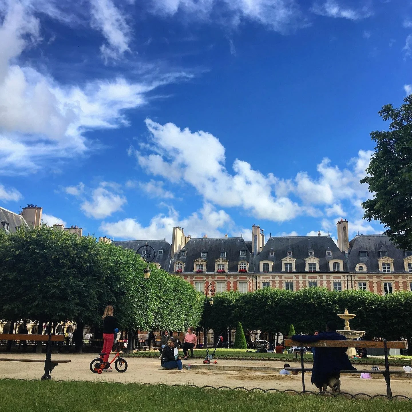 place-des-vosges-paris-marais.jpeg