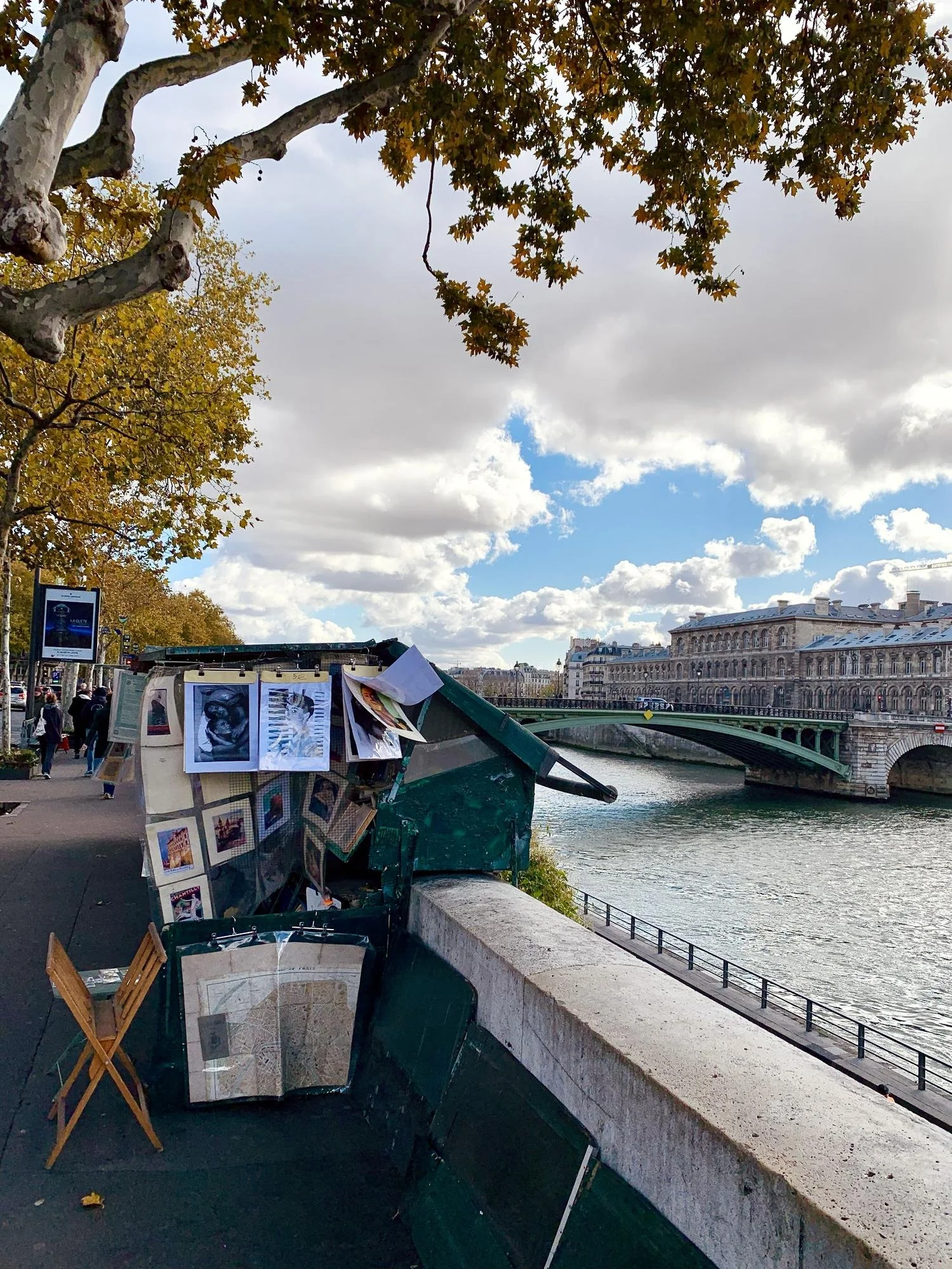Paris-bouquiniste-seine-river.jpeg