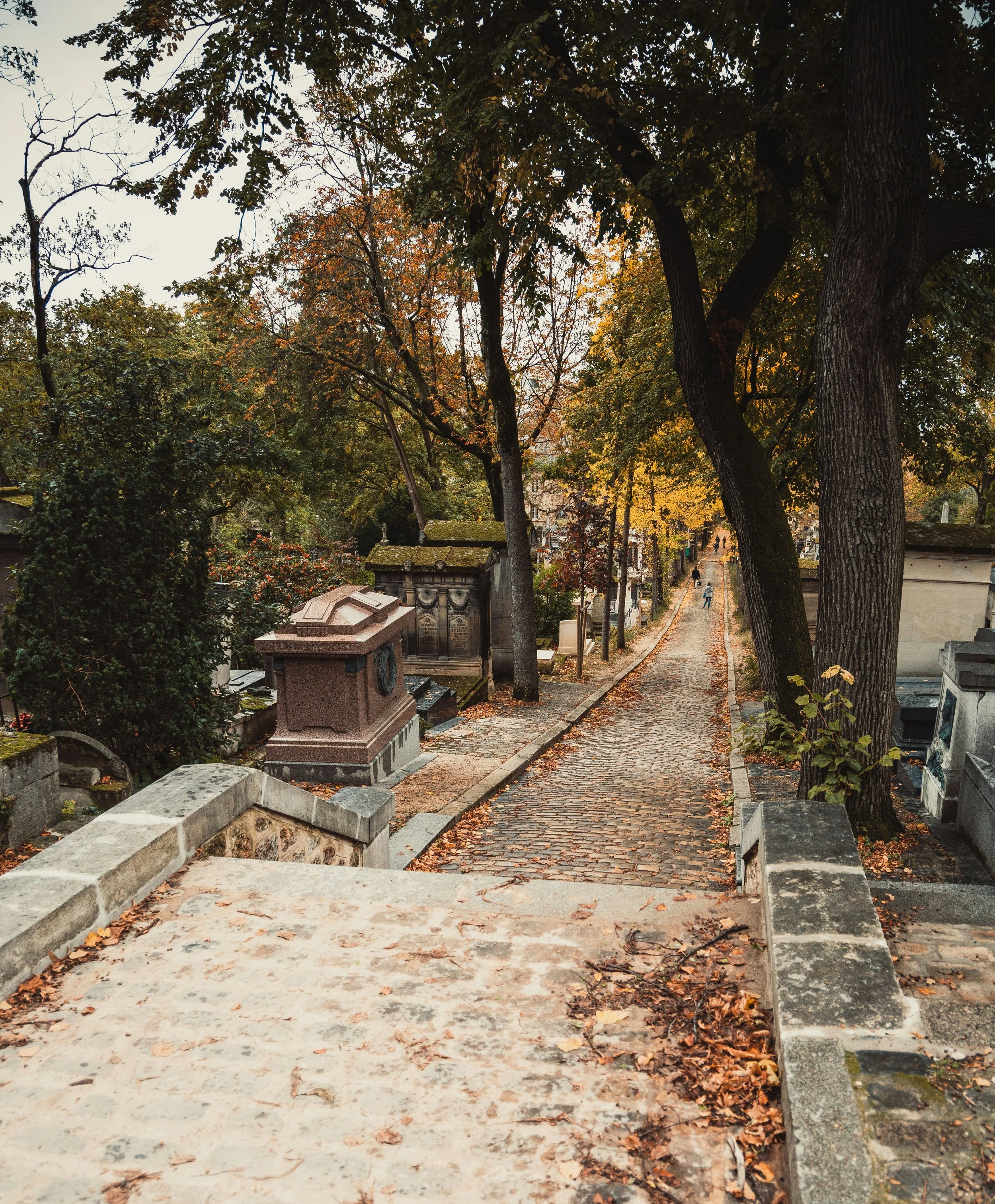 pere-lachaise-cemetery-paris-dead-rebel-society-5.jpg