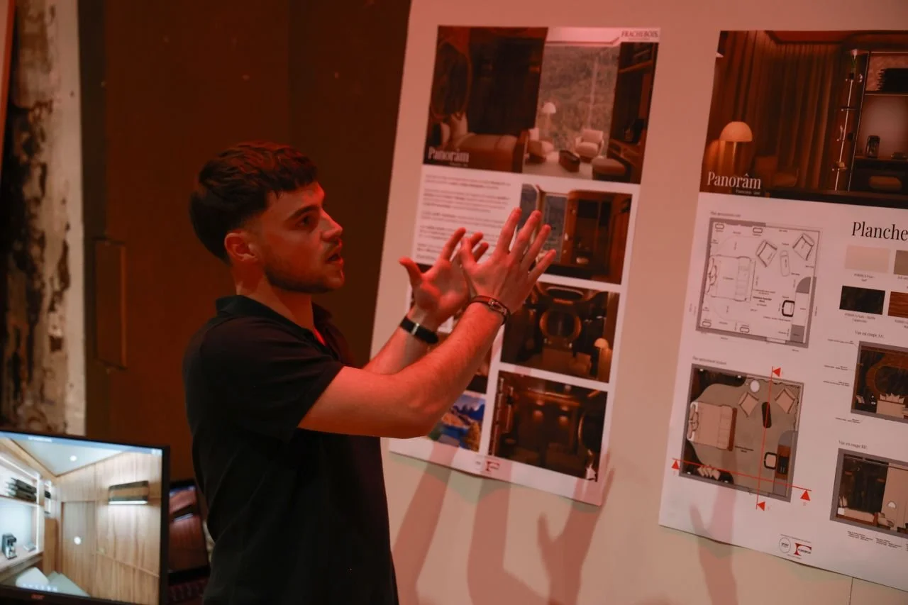 Un homme en train de présenter des plans et des idées pour la décoration intérieure ou la conception d'un espace.