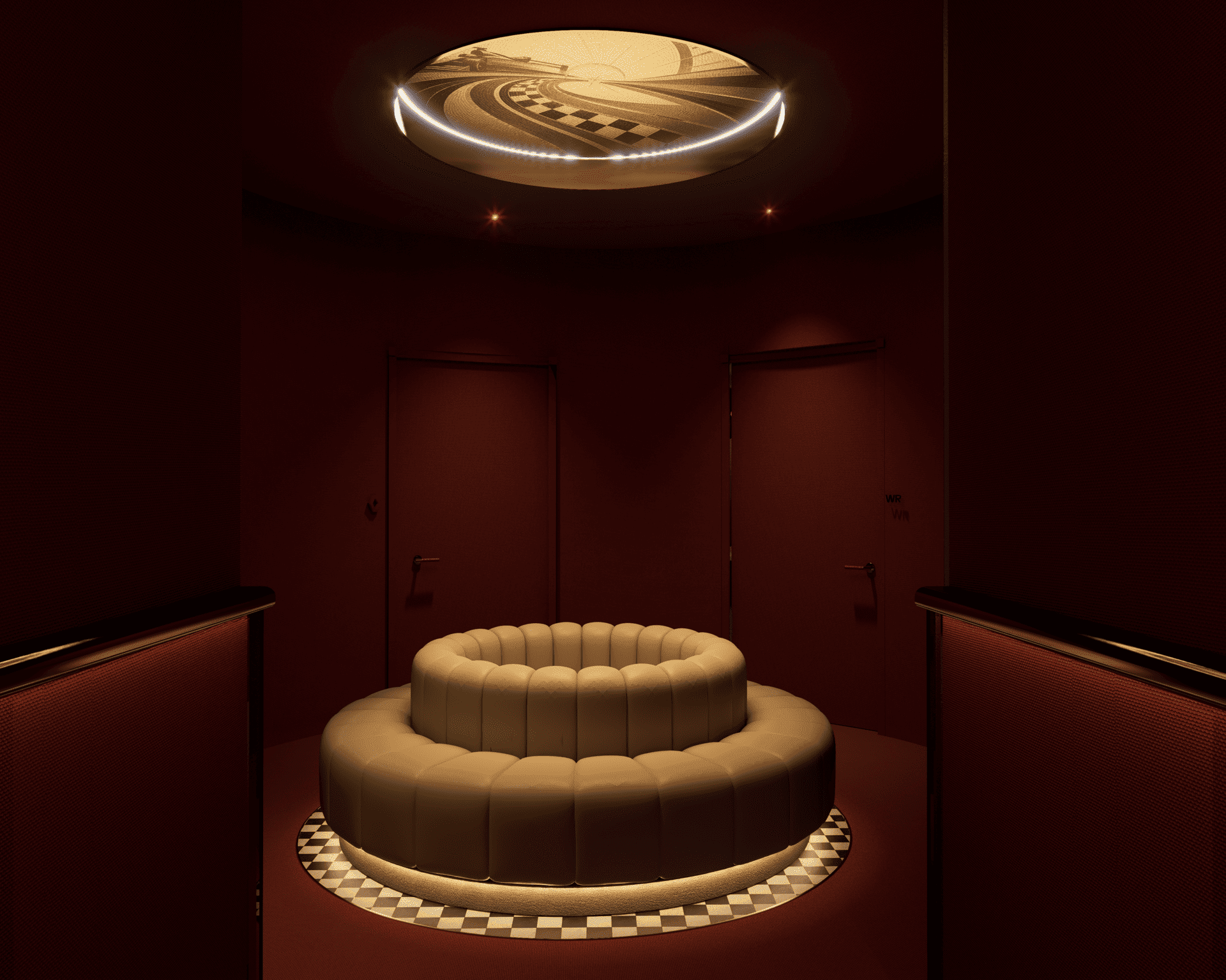 Une pièce sombre avec un mur rouge foncé, un plafond rond avec un éclairage indirect et un motif de piste de course, un canapé circulaire beige en avant-plan