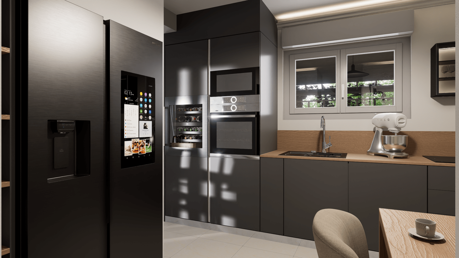 Projet de rénovation d'une maison avec une cuisine moderne avec un réfrigérateur, un four, un évier, un robot de cuisine, un placard en verre et une fenêtre laissant passer la lumière. Agencement haut de gamme sur mesure.